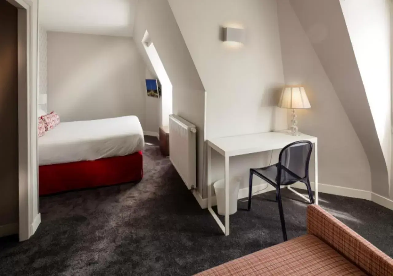 Bed in Hôtel Paris Vaugirard