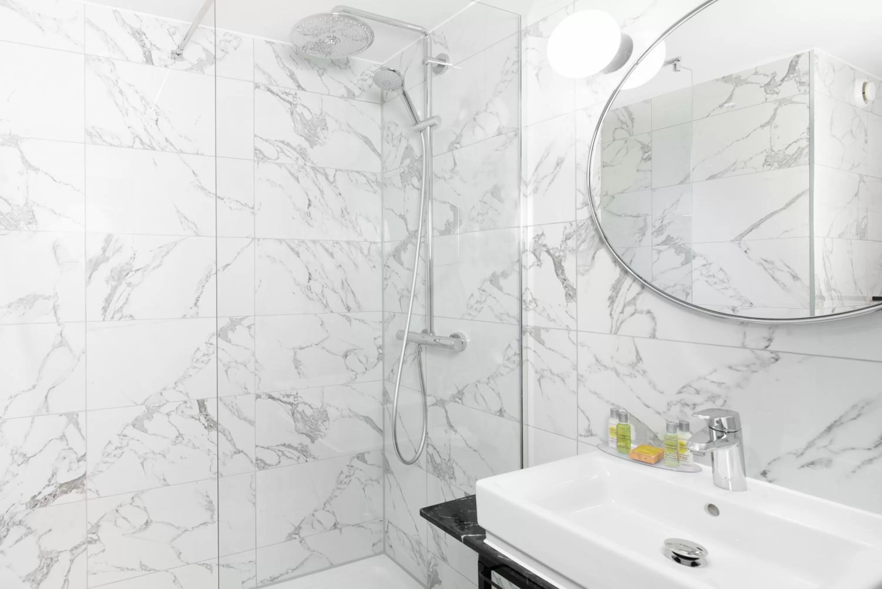 Bathroom in Hilton Garden Inn London Heathrow Airport