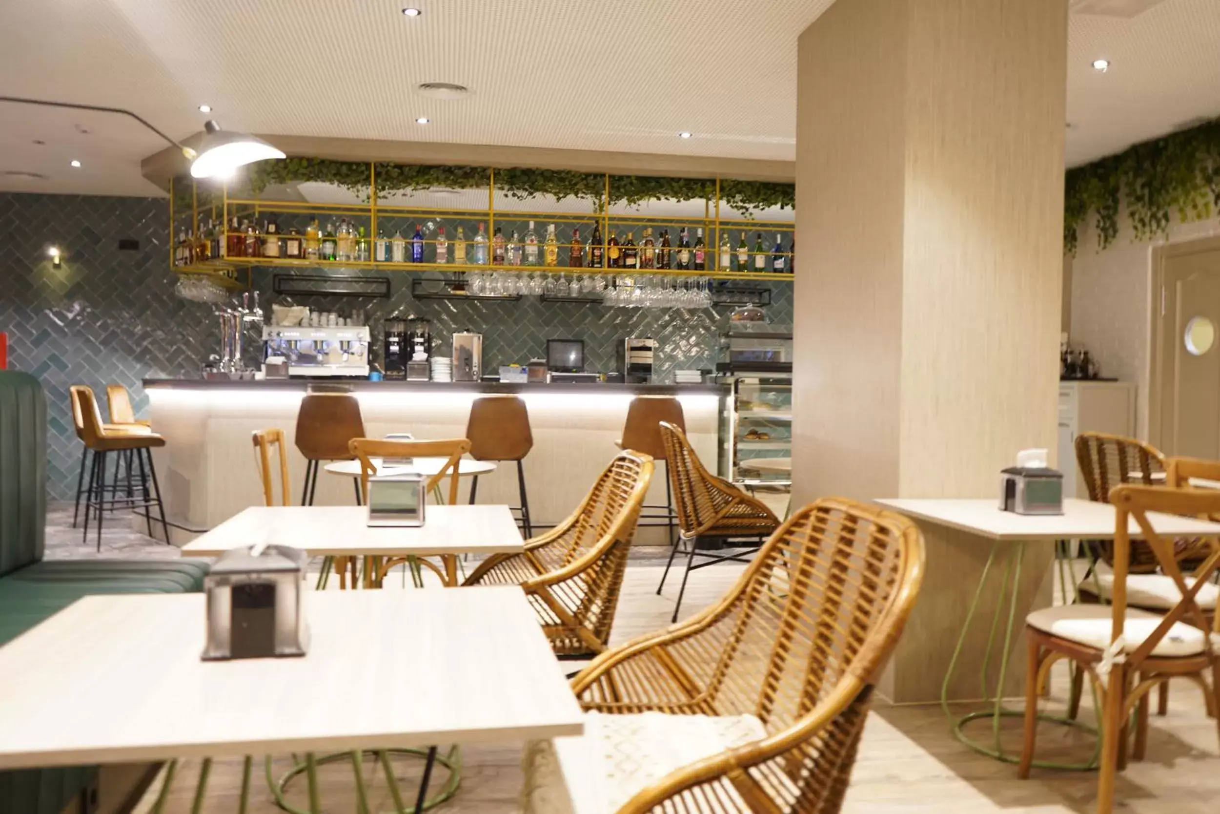 Lounge or bar, Restaurant/Places to Eat in Hotel Sercotel Doña Carmela