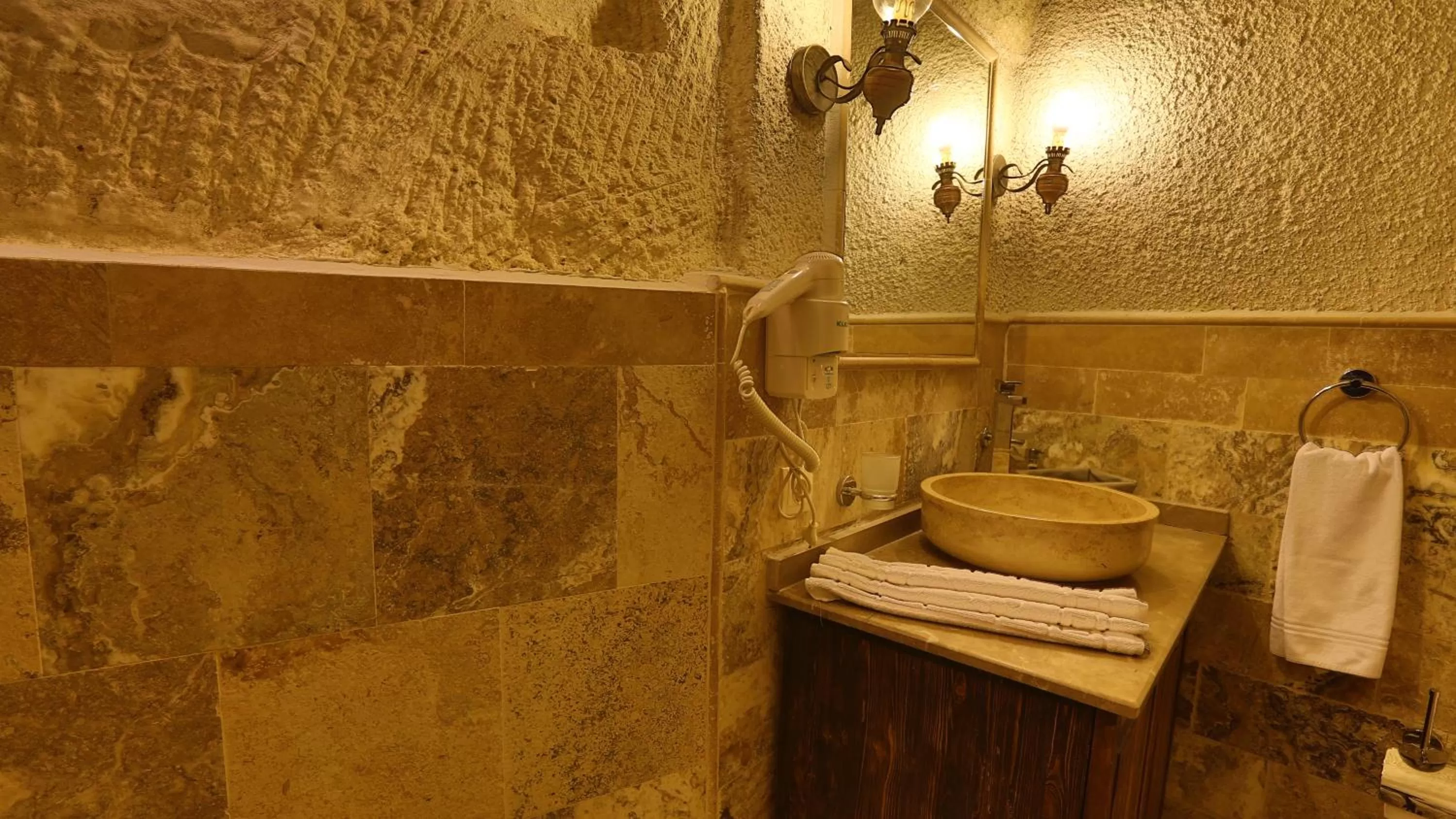 Bathroom in Hidden Cave Hotel