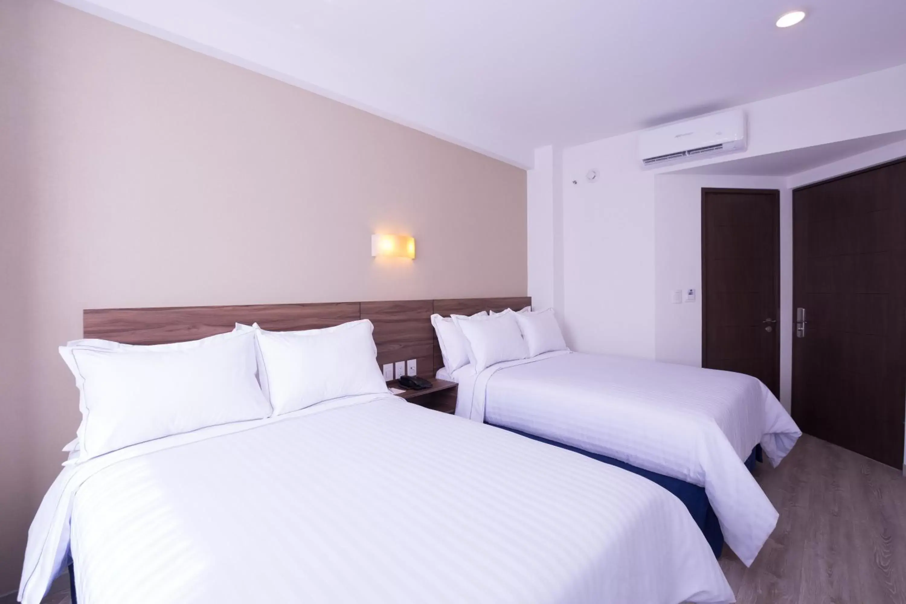 Photo of the whole room, Bed in Crown Victoria Hotel Photo of the whole room, Bed in Crown Victoria Hotel