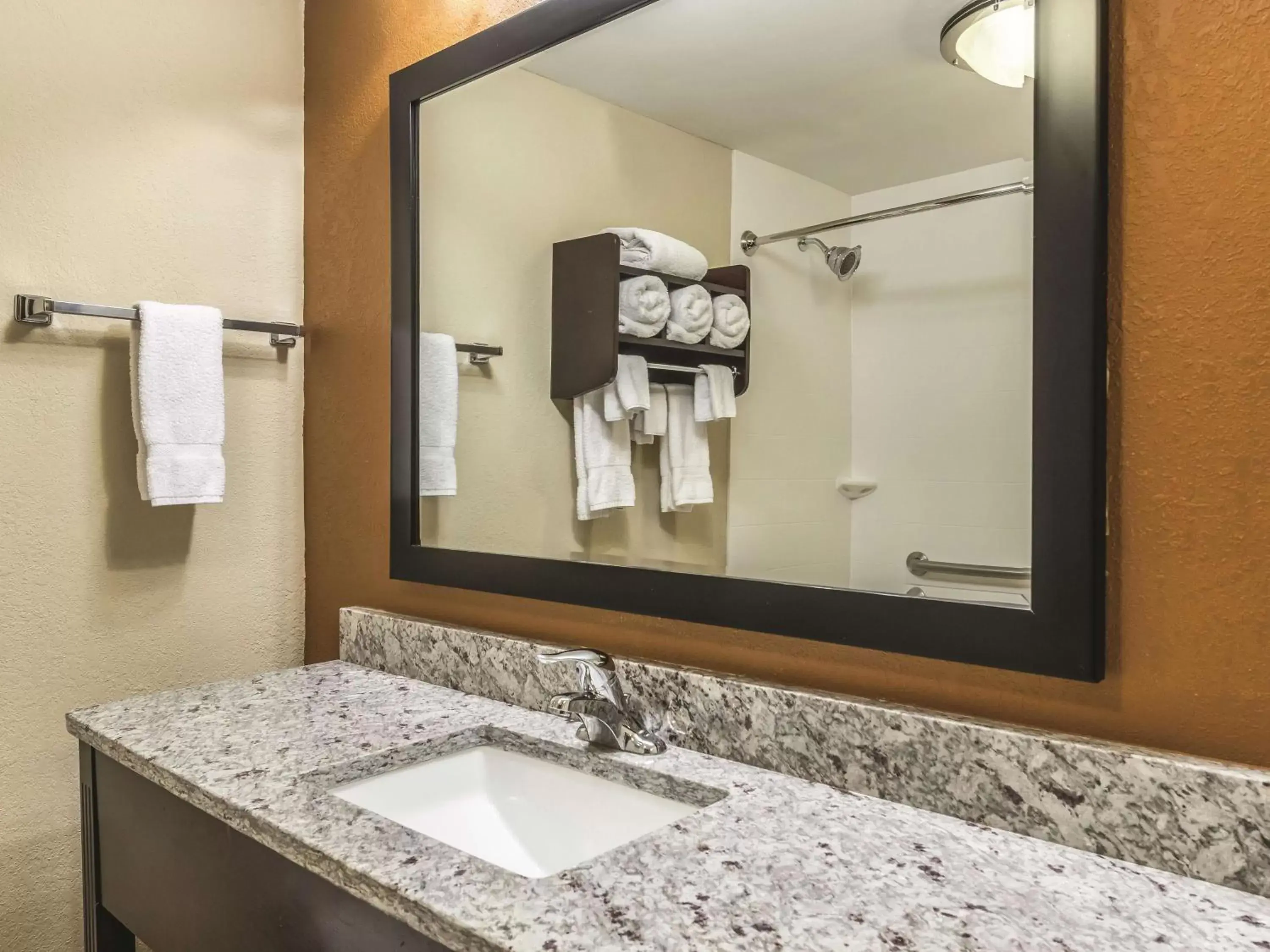 Photo of the whole room, Bathroom in La Quinta by Wyndham Knoxville Central Papermill