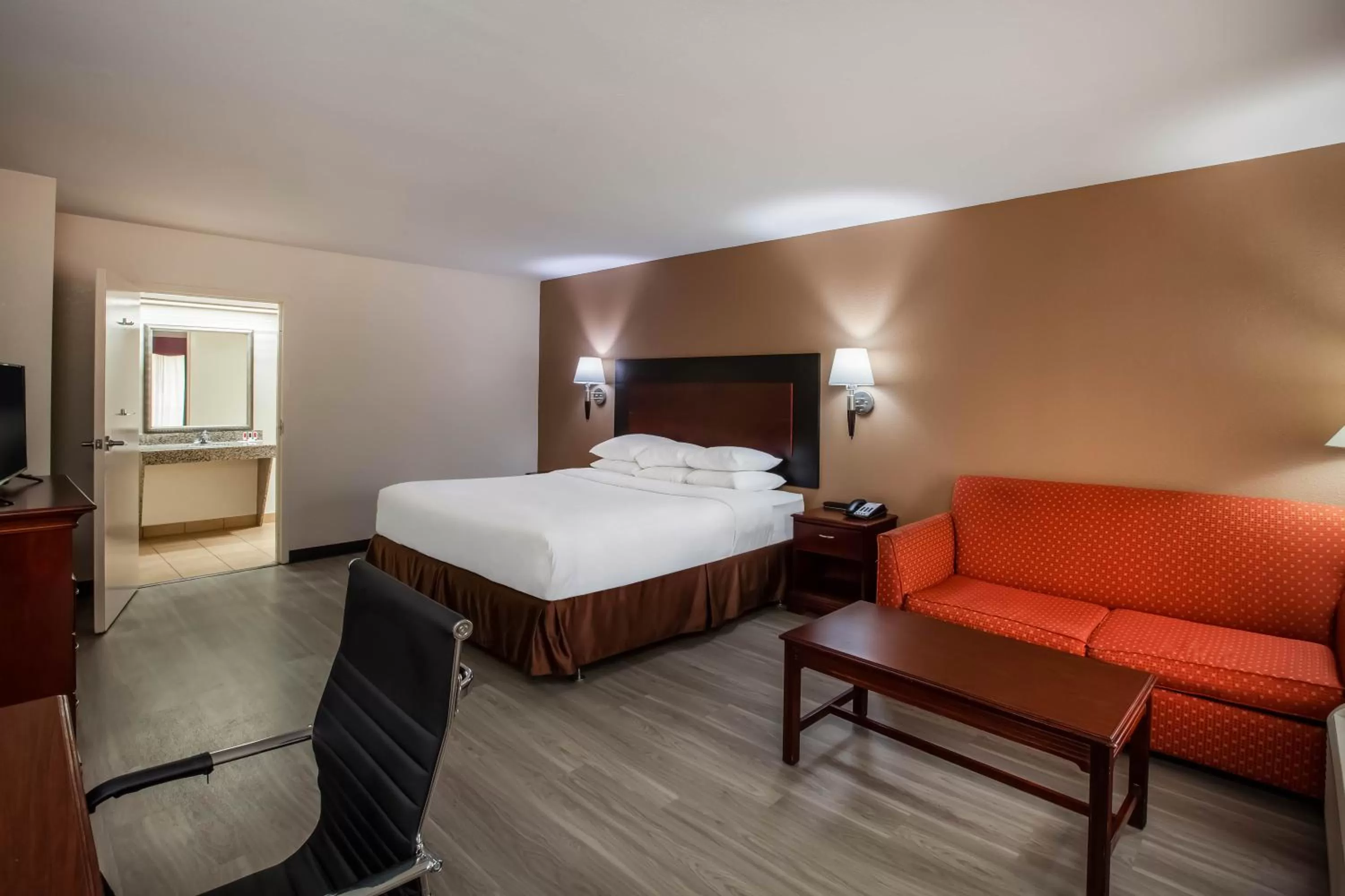 Photo of the whole room, Bed in Days Inn & Suites by Wyndham Tyler