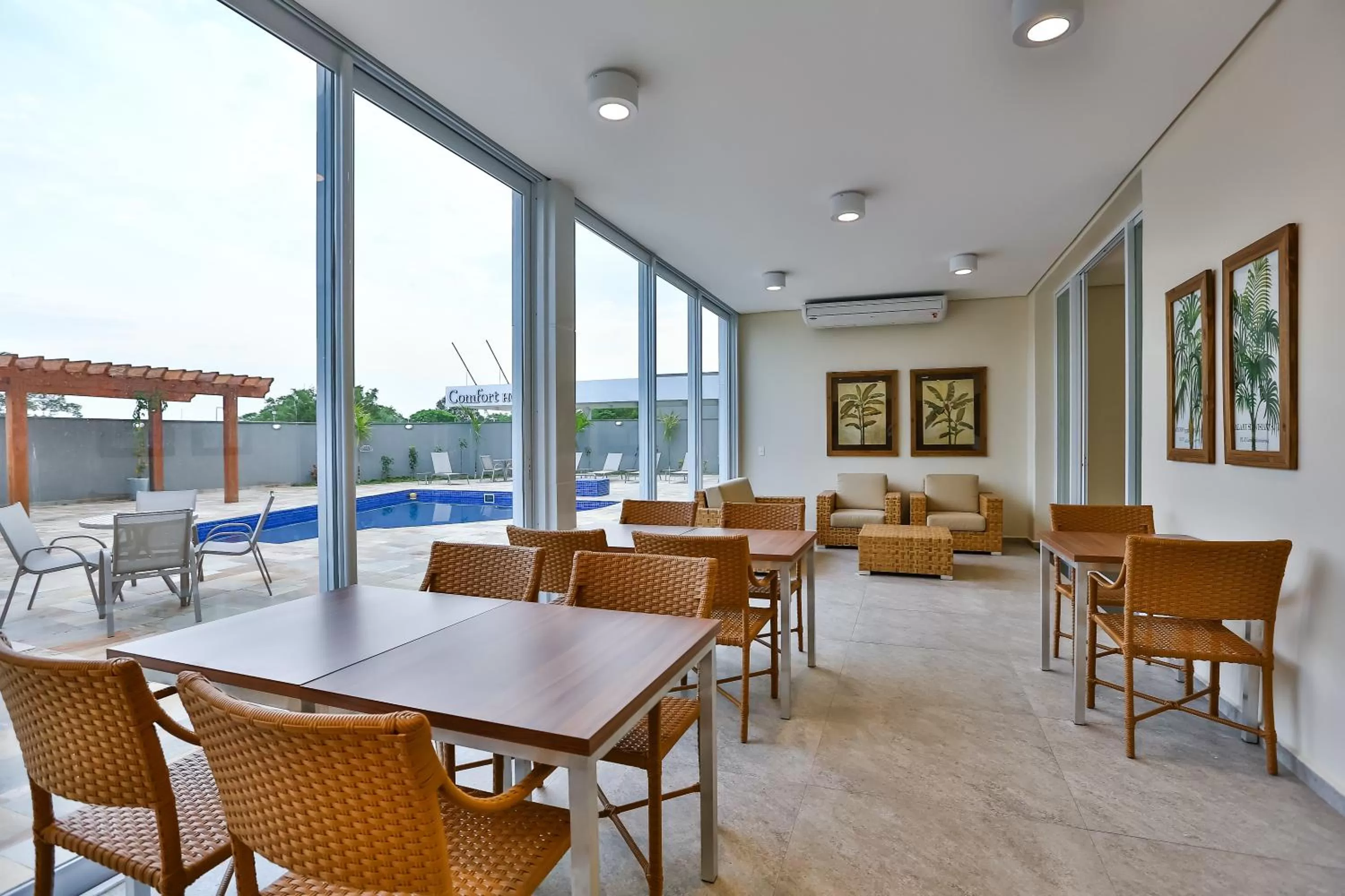 Pool view in Comfort Mogi Guaçu