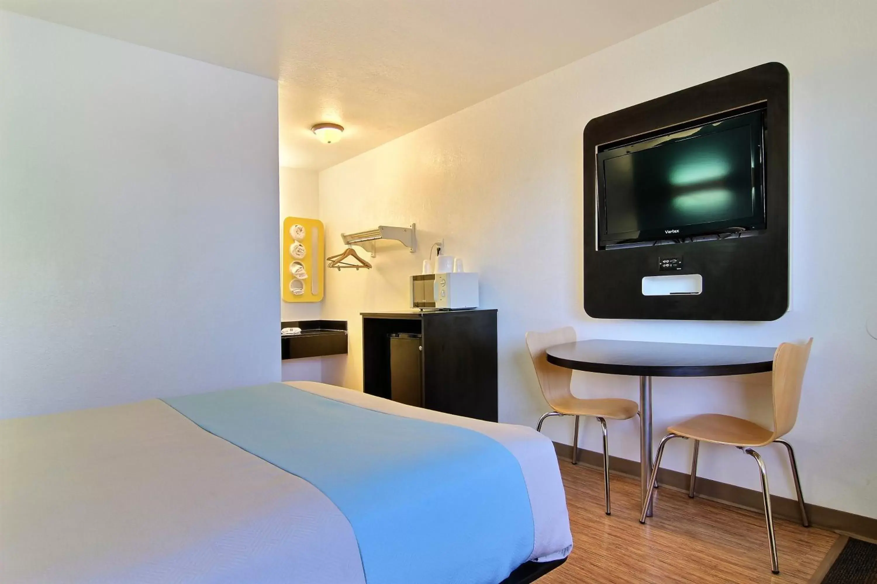 TV and multimedia, Bed in Motel 6-Carlsbad, NM