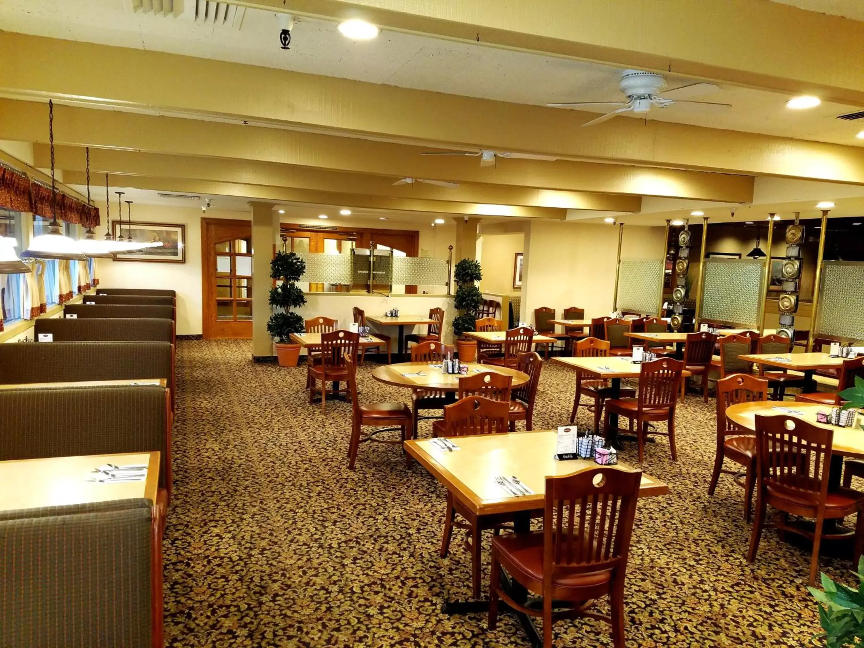 Restaurant/Places to Eat in Piccadilly Inn Airport