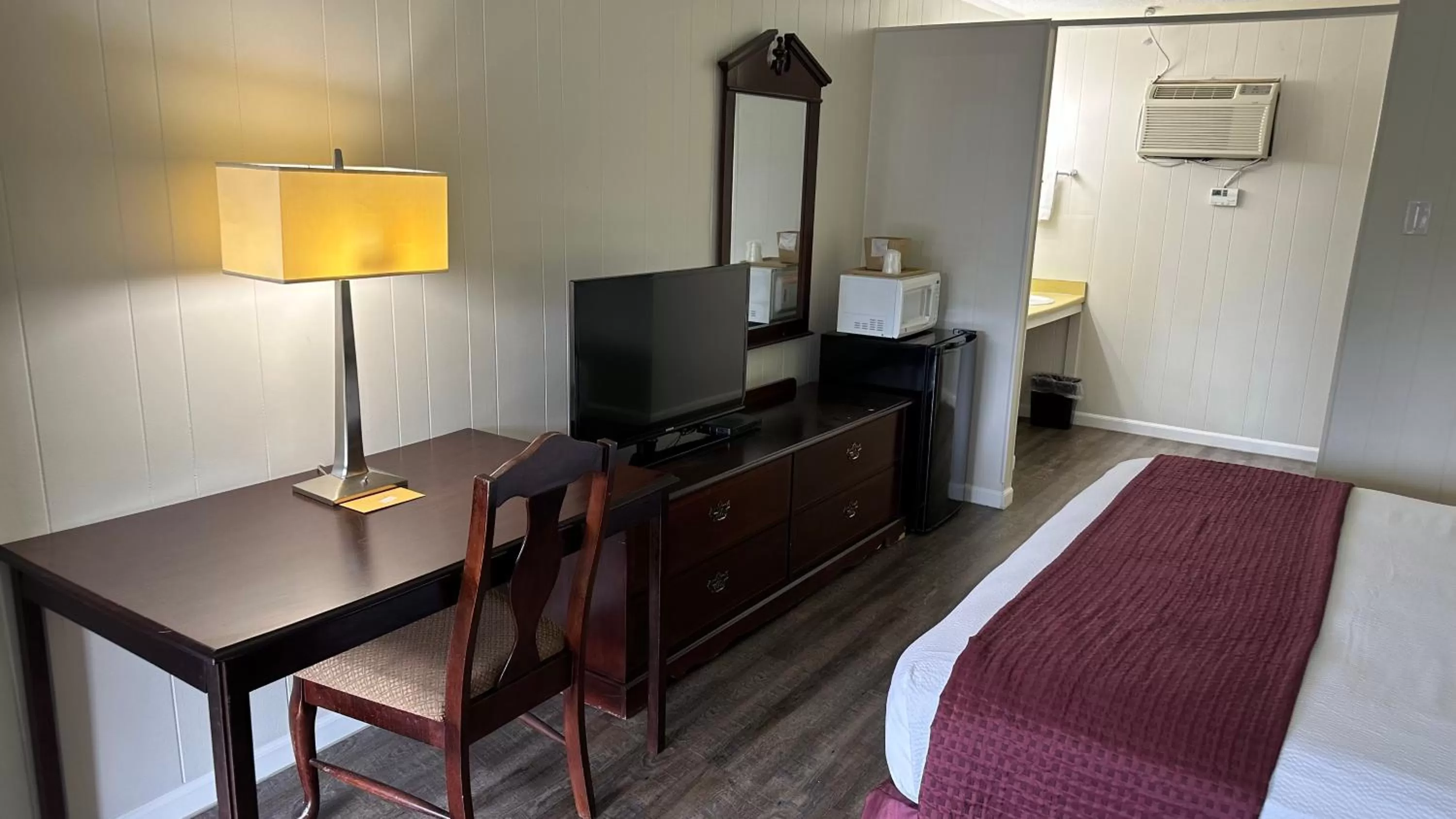 Seating area, Bed in Colonial Inn Franklin