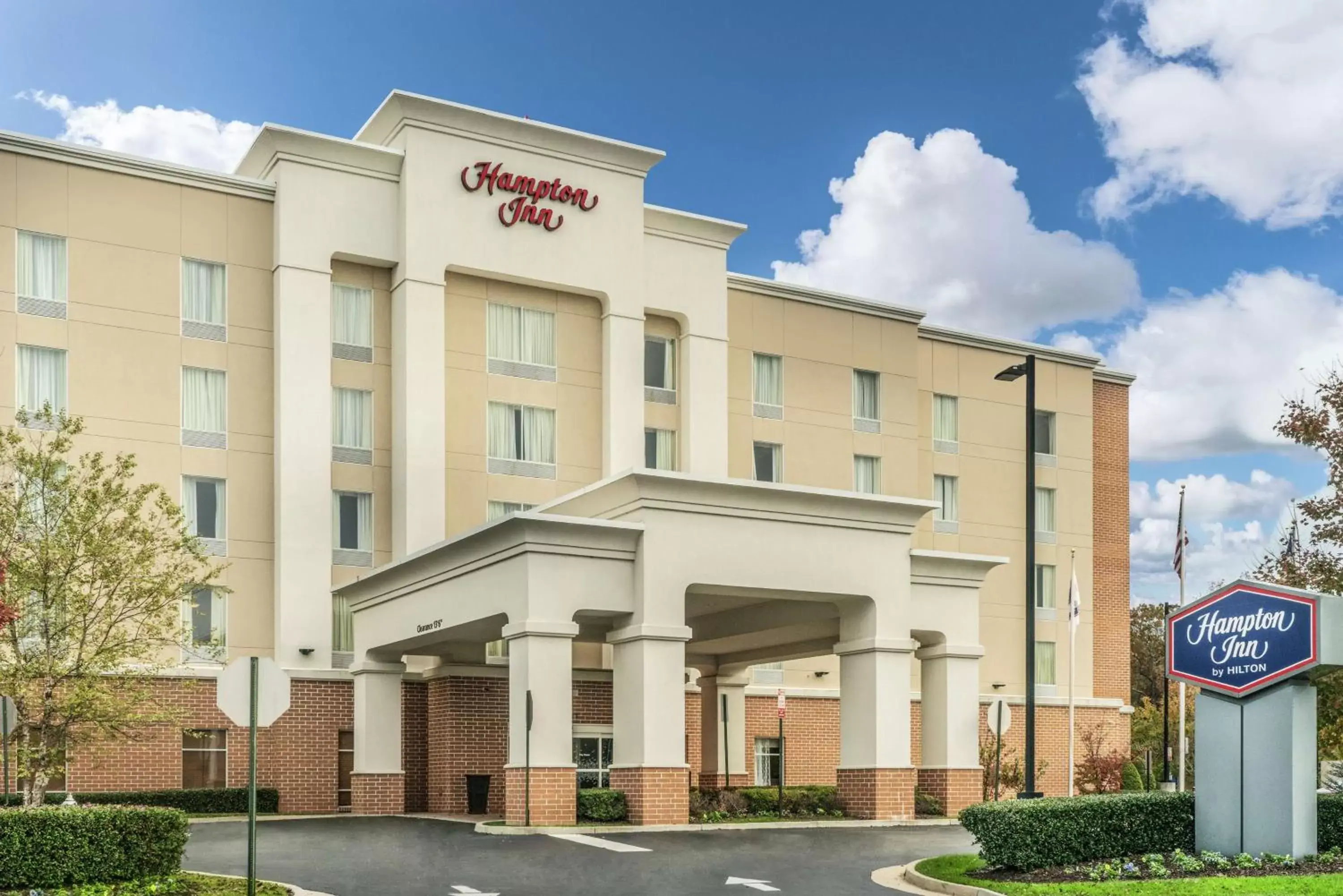 Property building in Hampton Inn Richmond - Airport Property building in Hampton Inn Richmond - Airport