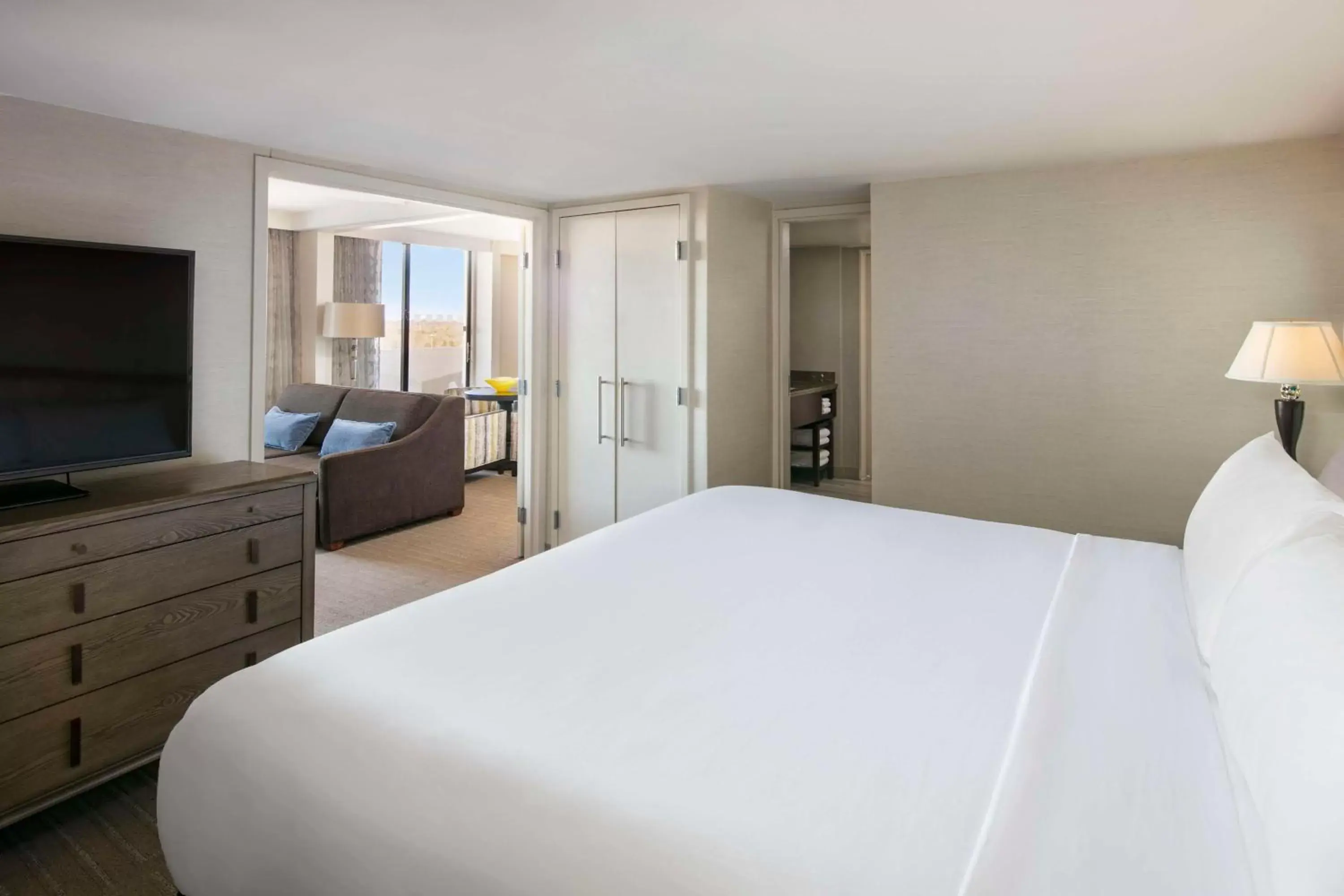 Photo of the whole room, Bed in Sonesta Charlotte Executive Park