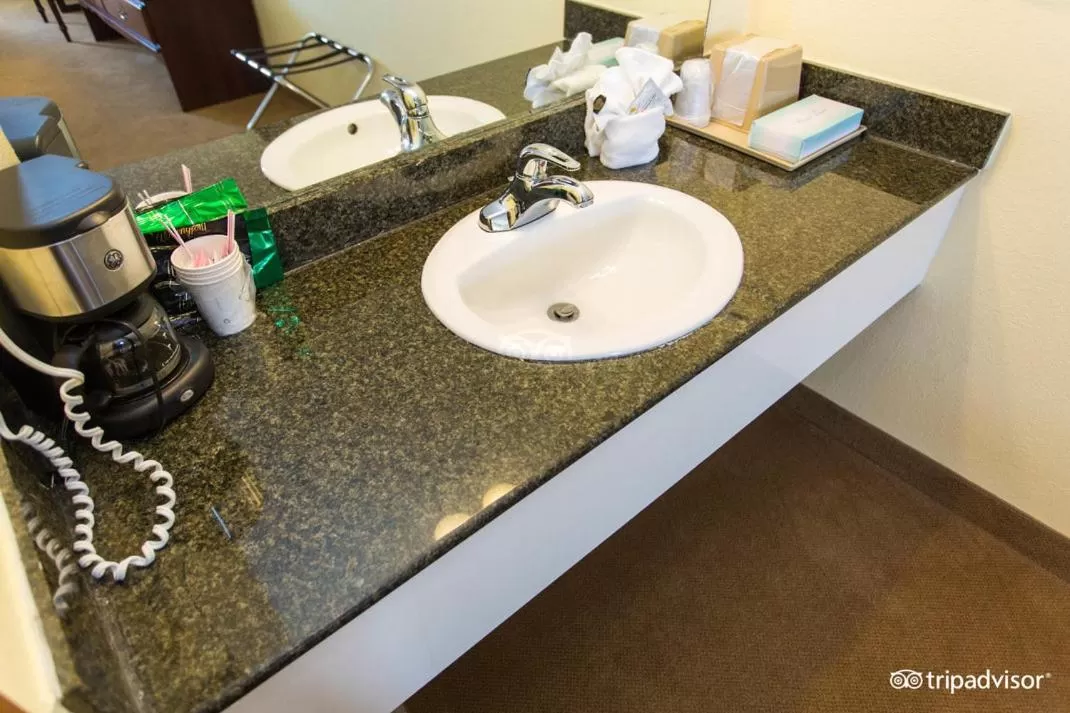 Bathroom in Seven Gables Inn