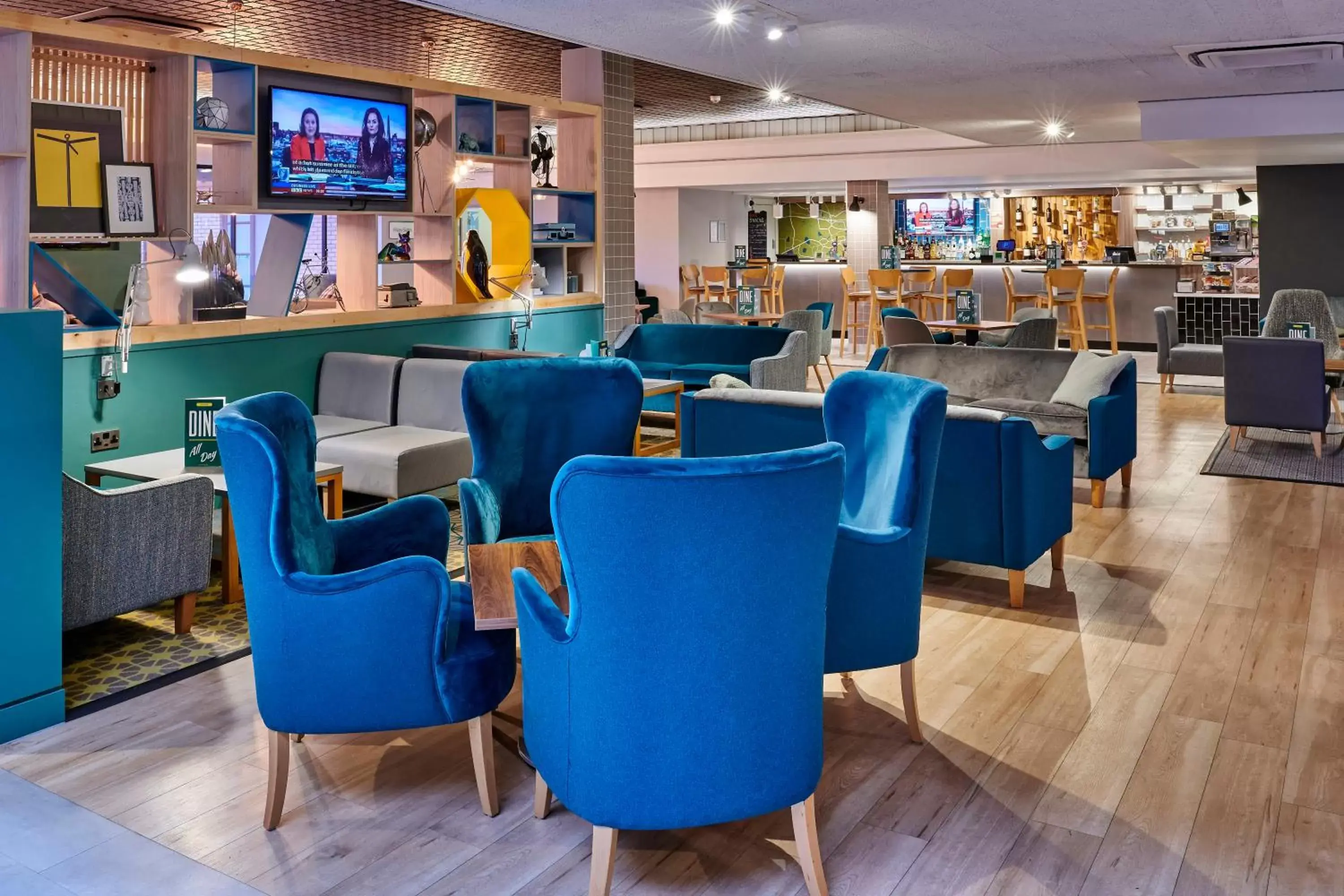 Lounge or bar in Holiday Inn Taunton M5, Jct25, an IHG Hotel