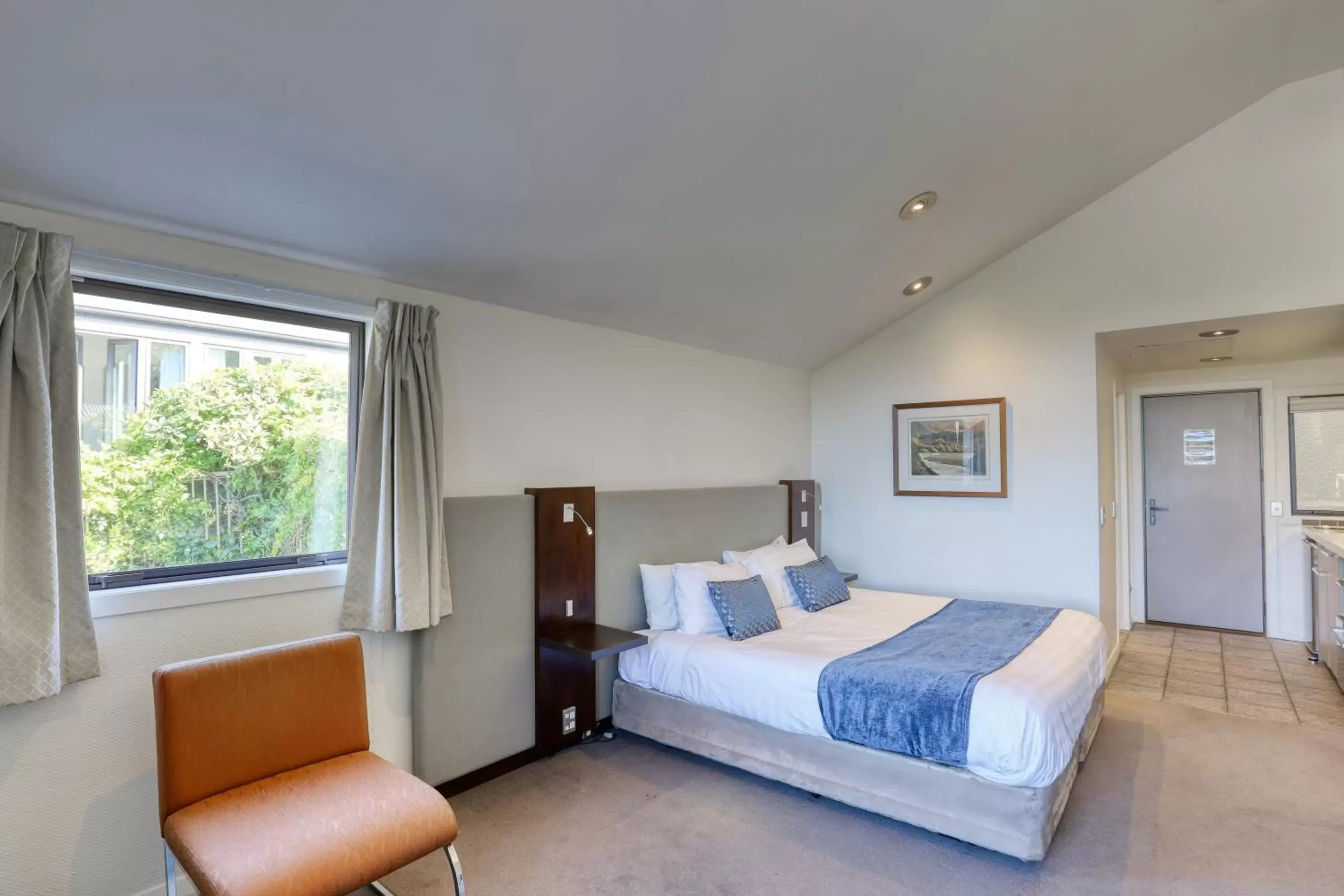 Bedroom, Bed in Garden Court Suites & Apartments