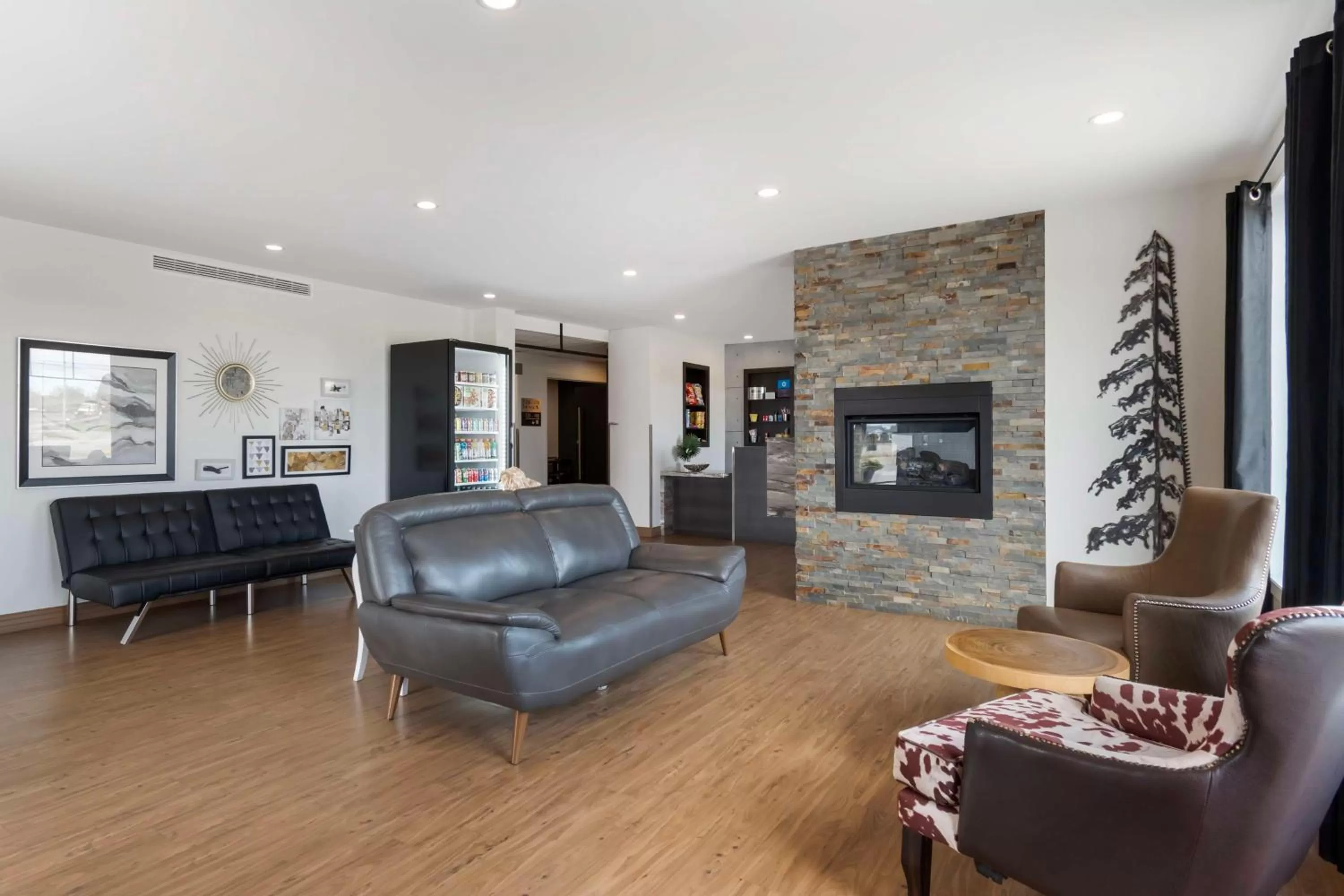 Lobby or reception in Villa Inn & Suites - SureStay Collection by Best Western