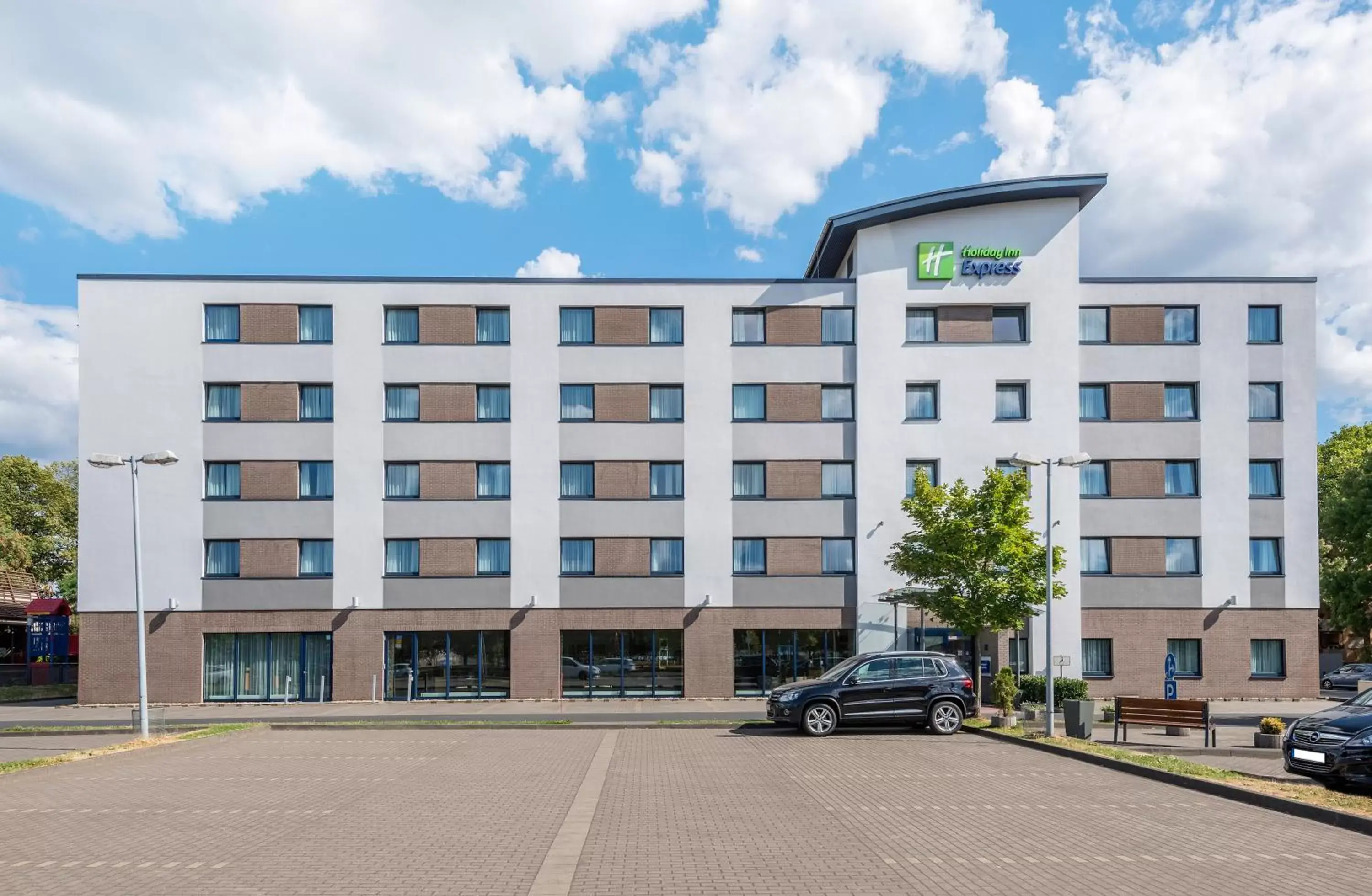 Property building in Holiday Inn Express Cologne Muelheim by IHG Property building in Holiday Inn Express Cologne Muelheim by IHG