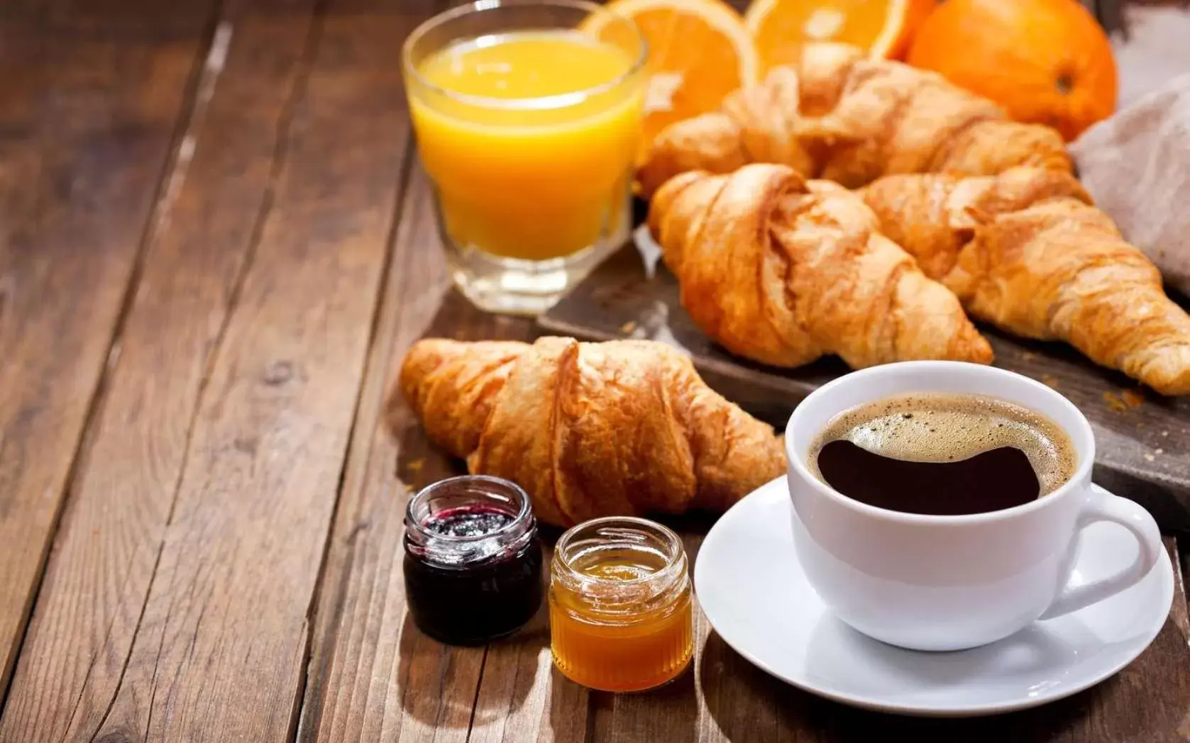 Continental breakfast in Hôtel de L'Avenue