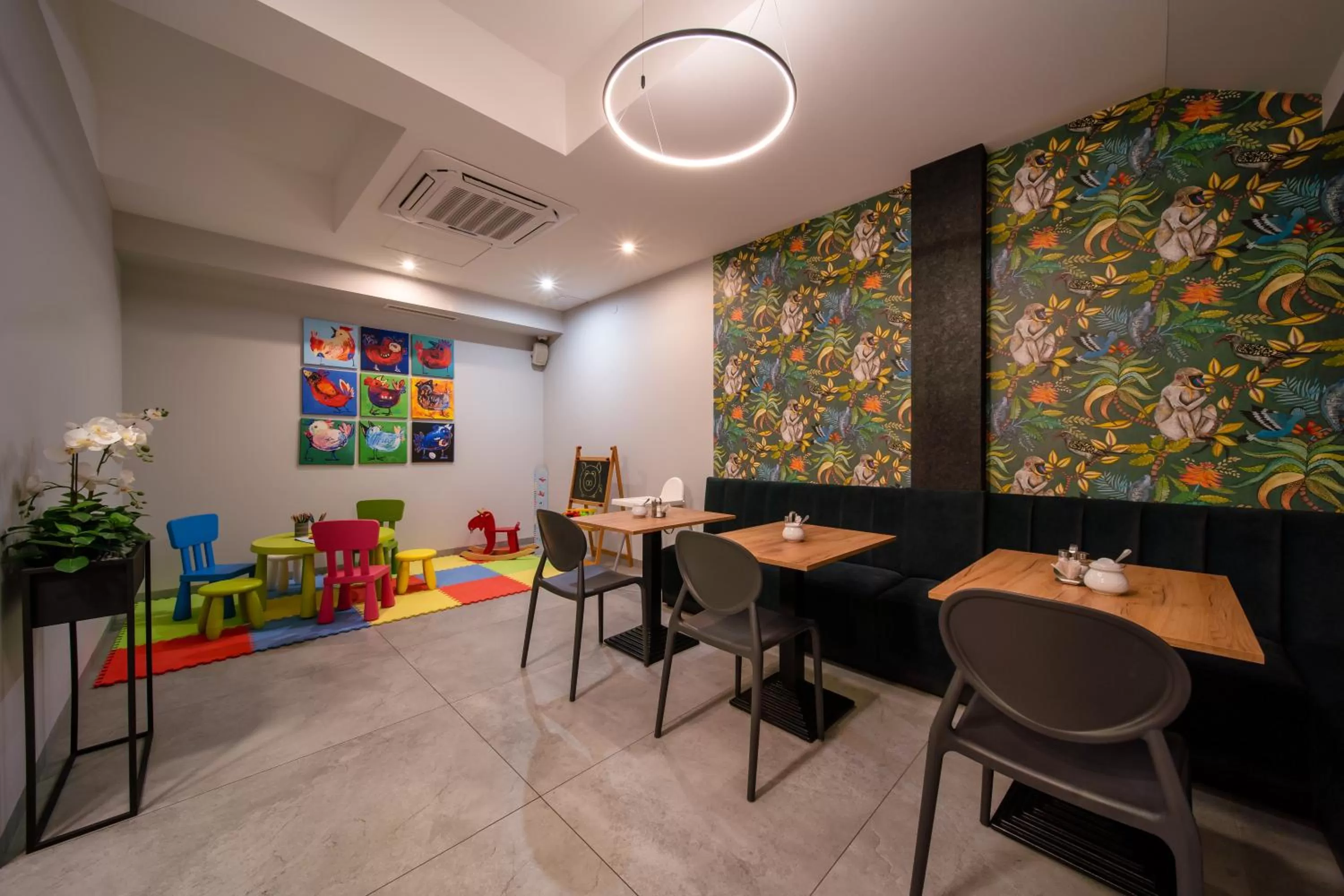 Restaurant/places to eat in Hotel Alexander