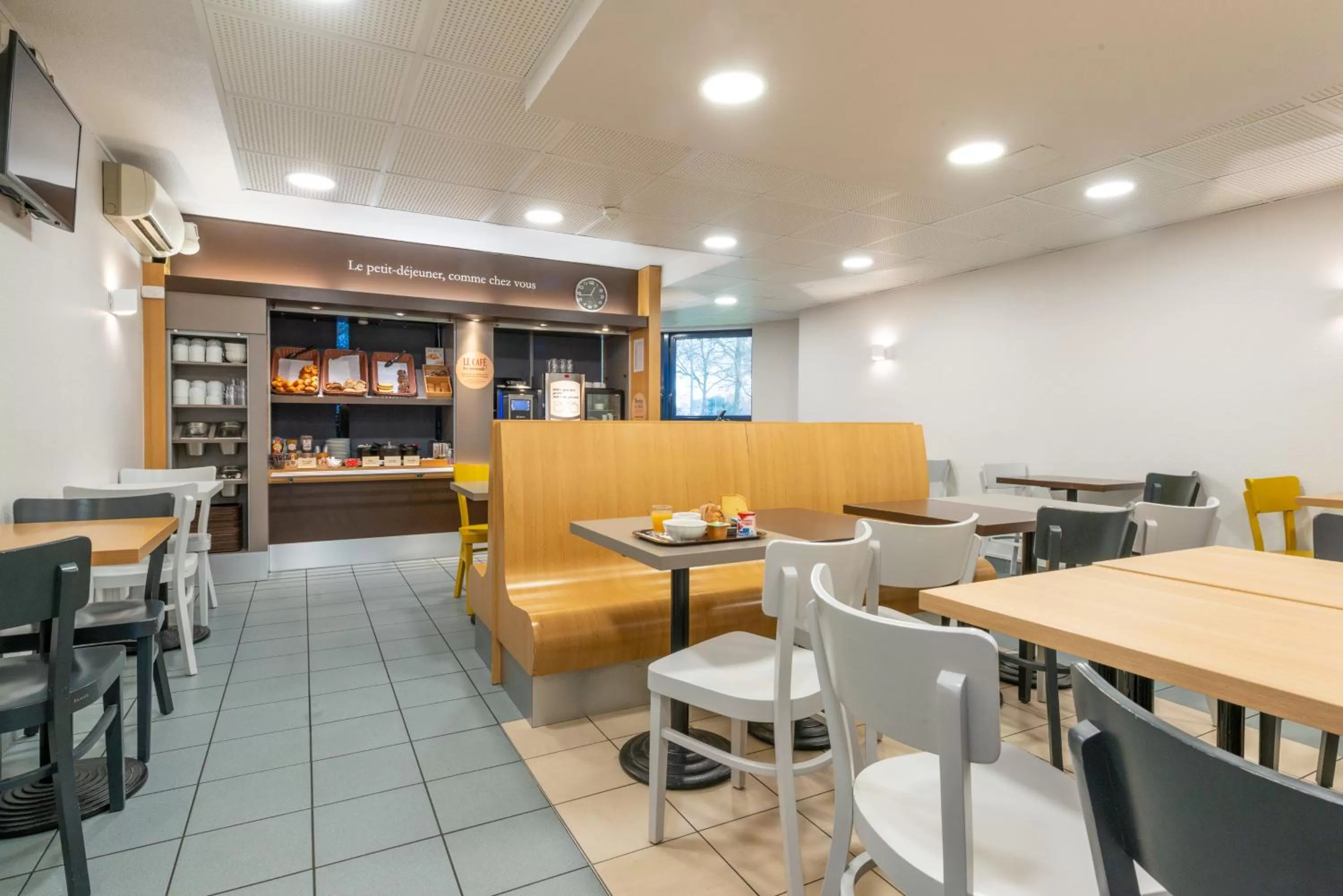 Buffet breakfast in B&B HOTEL Cholet Sud