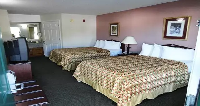 Photo of the whole room, Bed in Jameson Inn - Perry