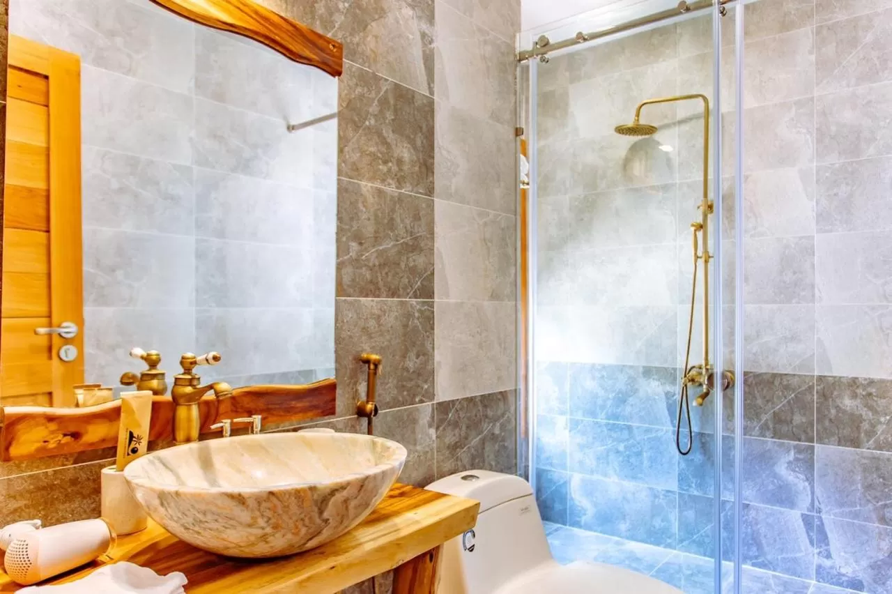 Shower in Rocks Beach Boutique