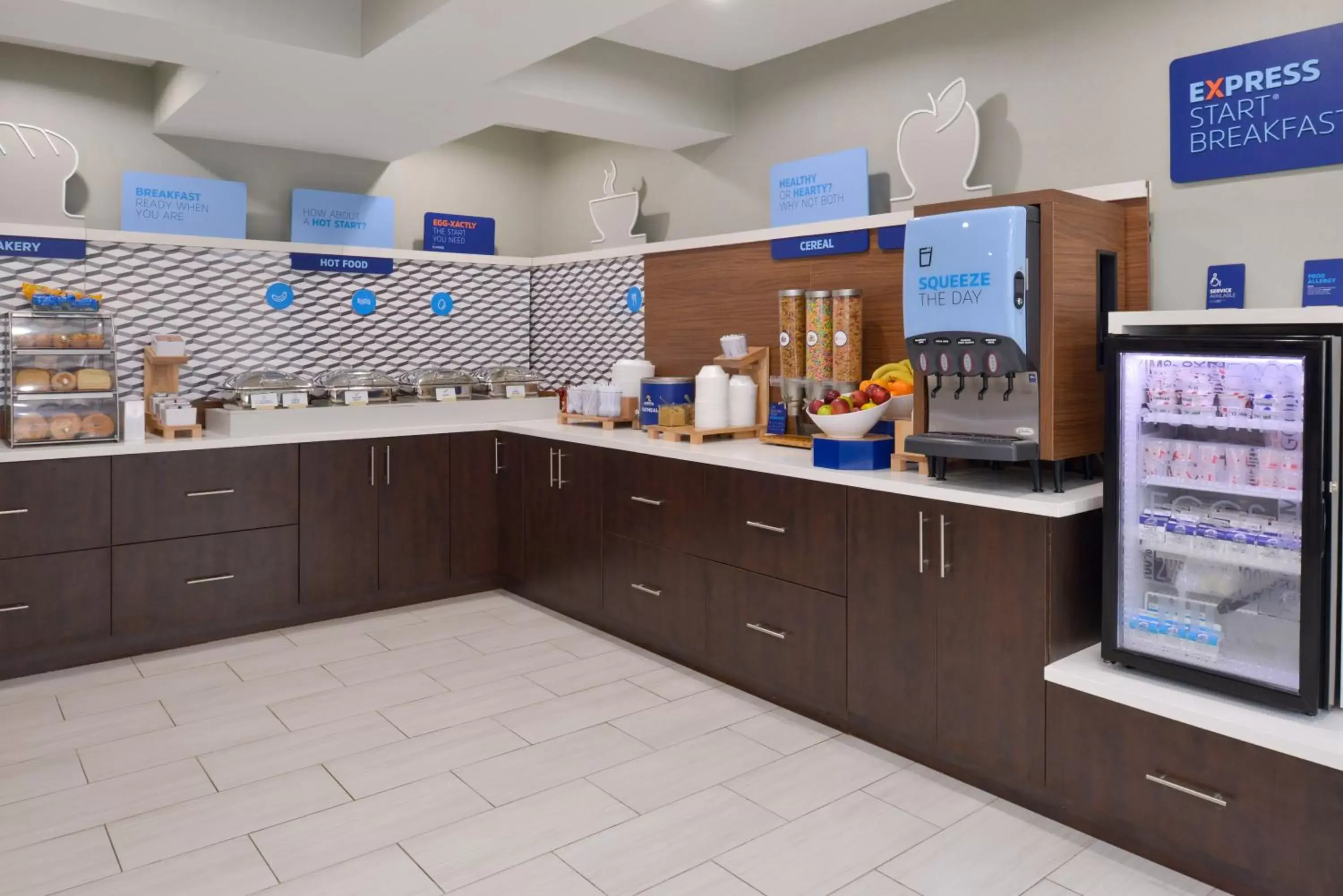 Breakfast, Kitchen/Kitchenette in Holiday Inn Express Wixom, an IHG Hotel