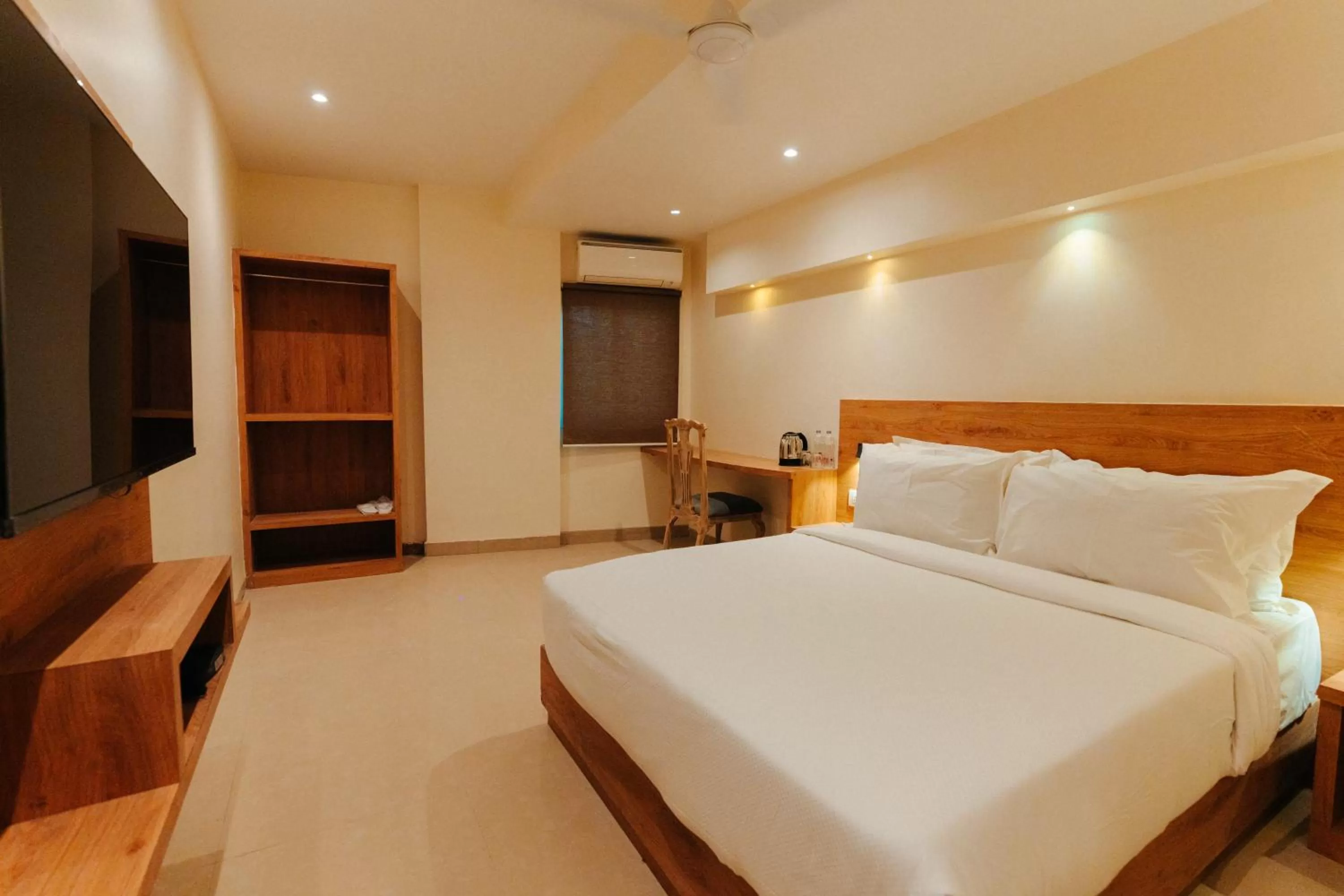 Bedroom, Bed in Arnna Hotel- Goregaon East