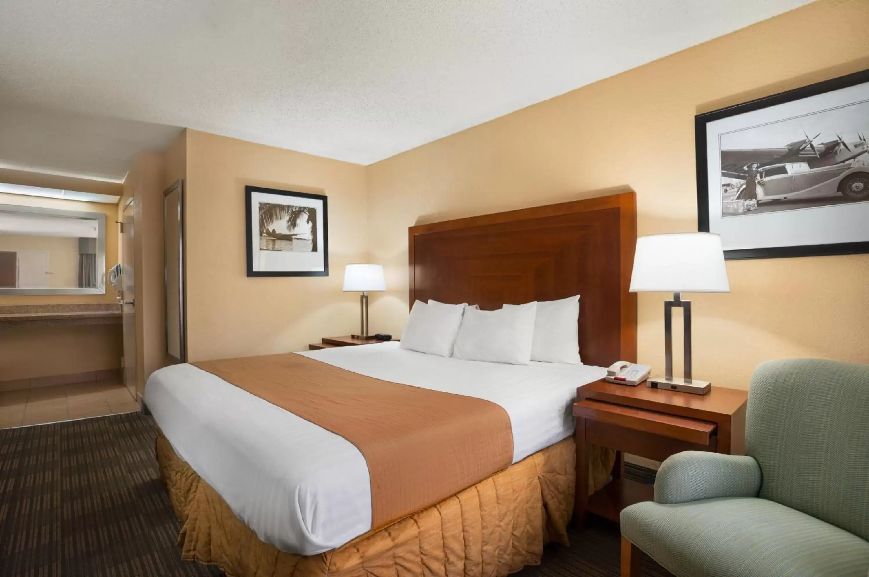 Photo of the whole room, Bed in Days Inn by Wyndham Jacksonville Airport