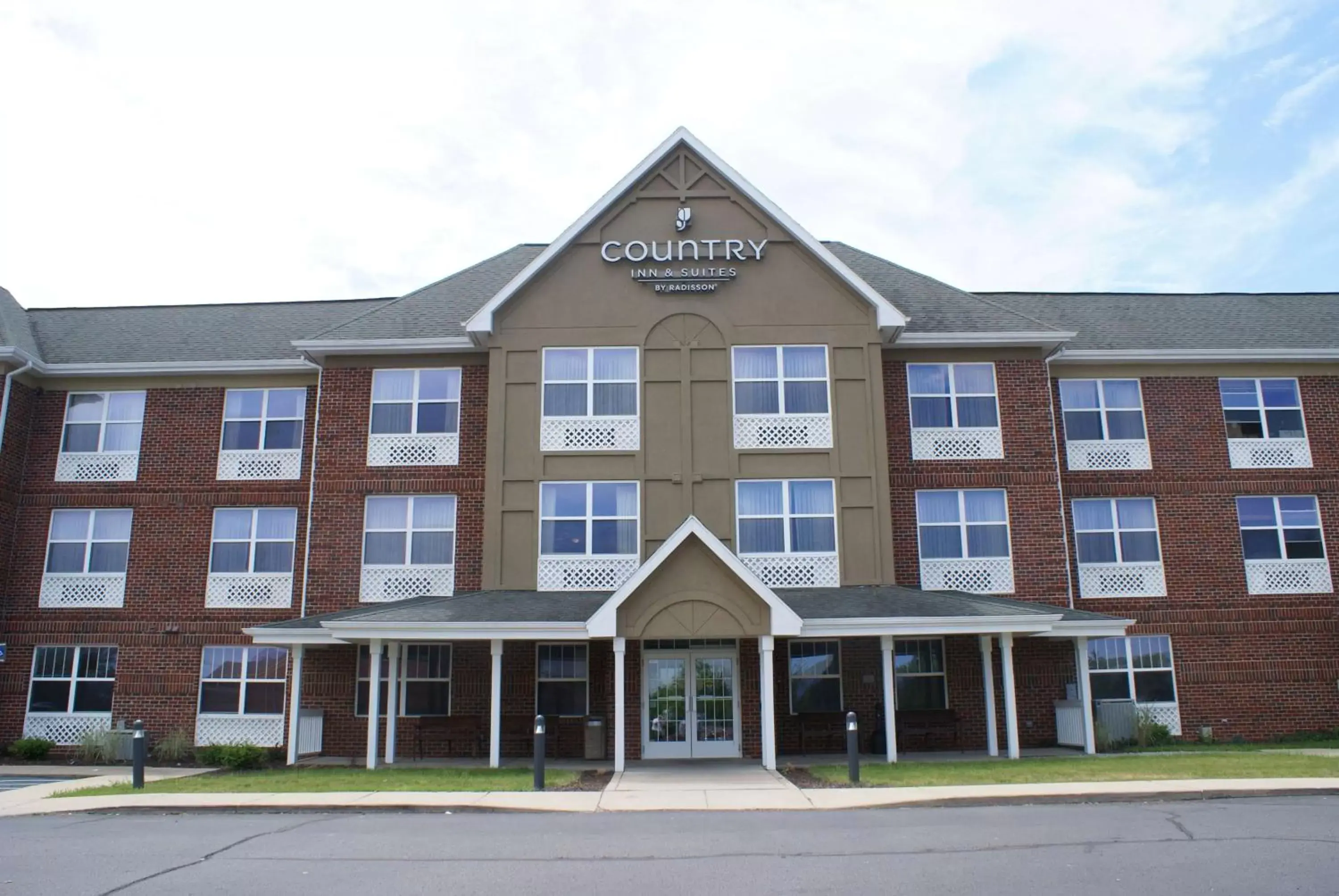 Property building in Country Inn & Suites by Radisson, Lansing, MI