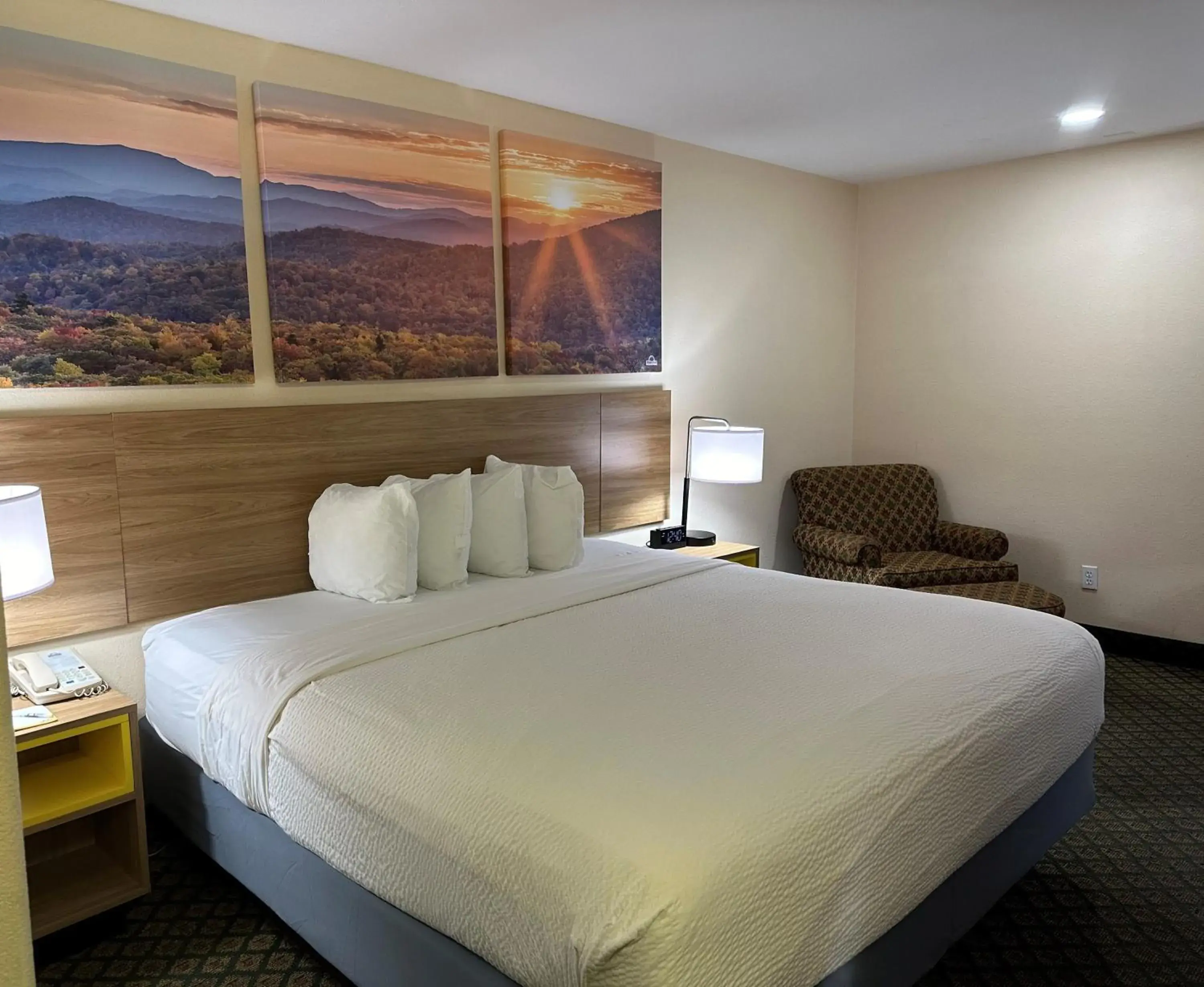 Bedroom, Bed in Days Inn & Suites by Wyndham Eunice