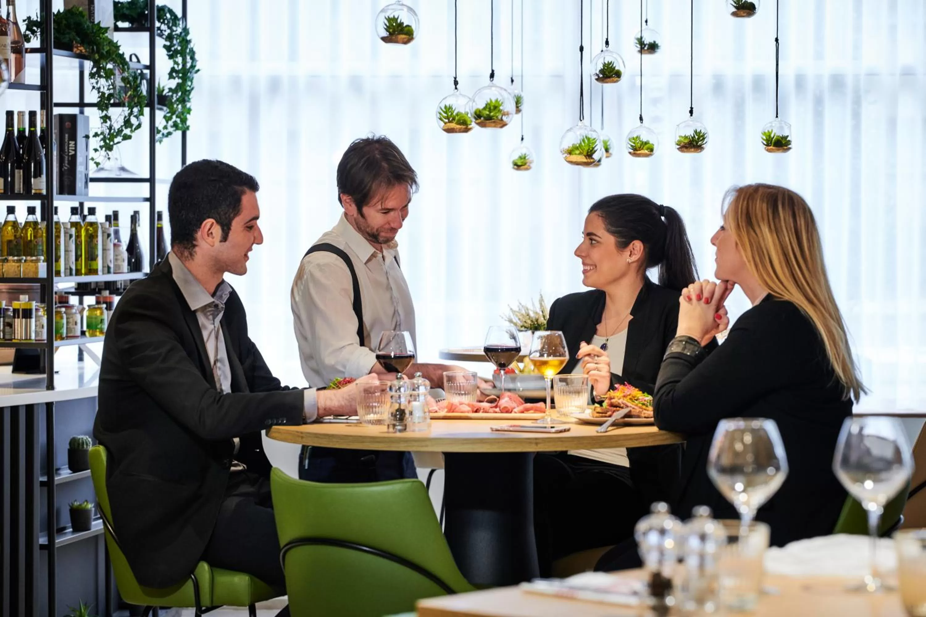 Restaurant/places to eat in Mercure Paris La Défense