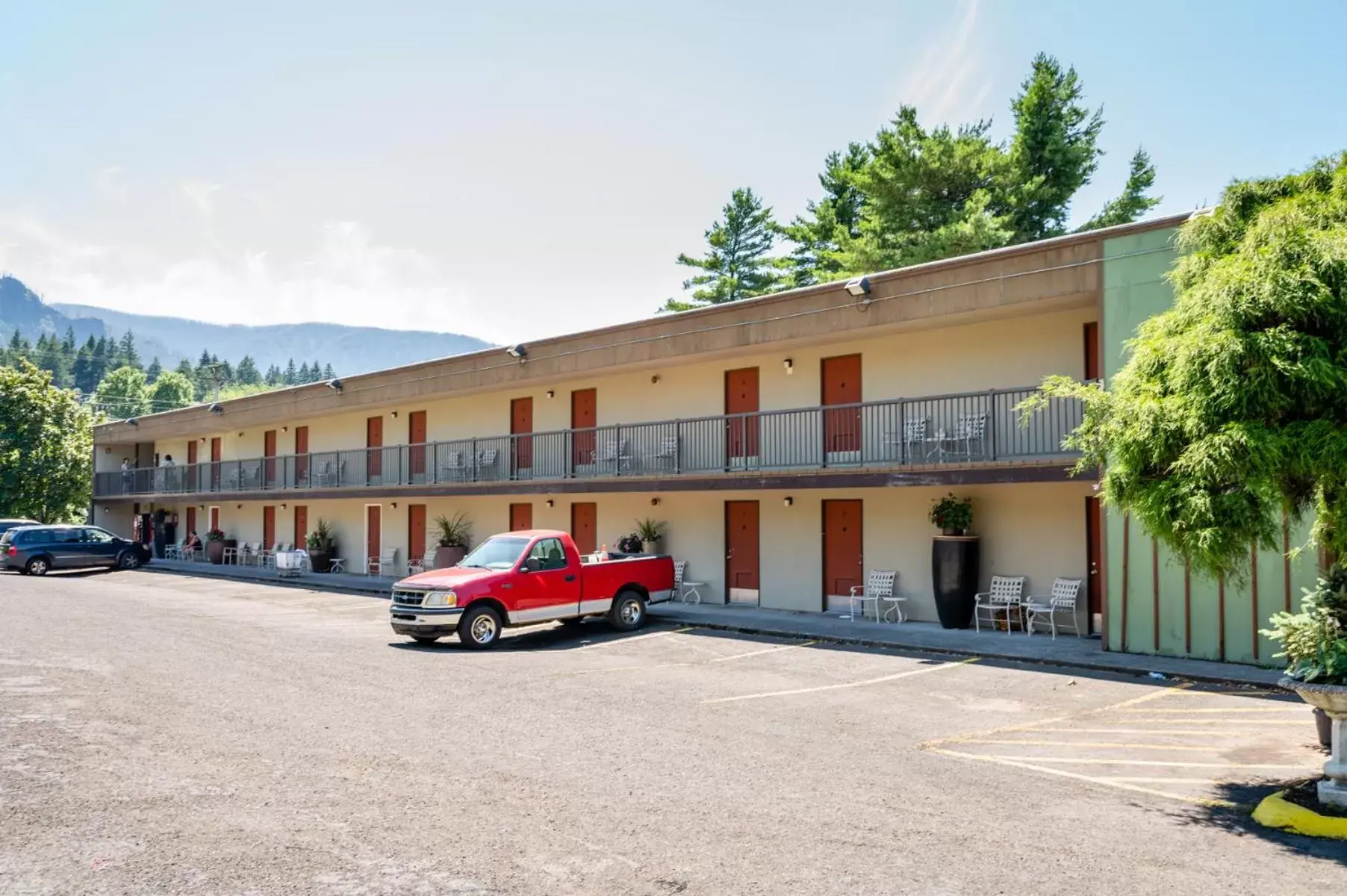 Property Building in Columbia Gorge Inn