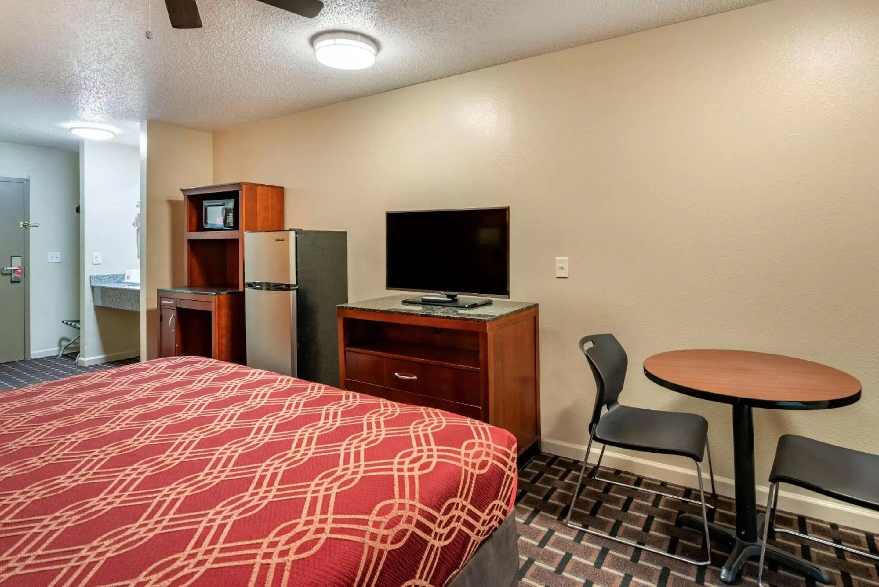 Photo of the whole room, TV/Entertainment Center in Econo Lodge Inn & Suites Granite City