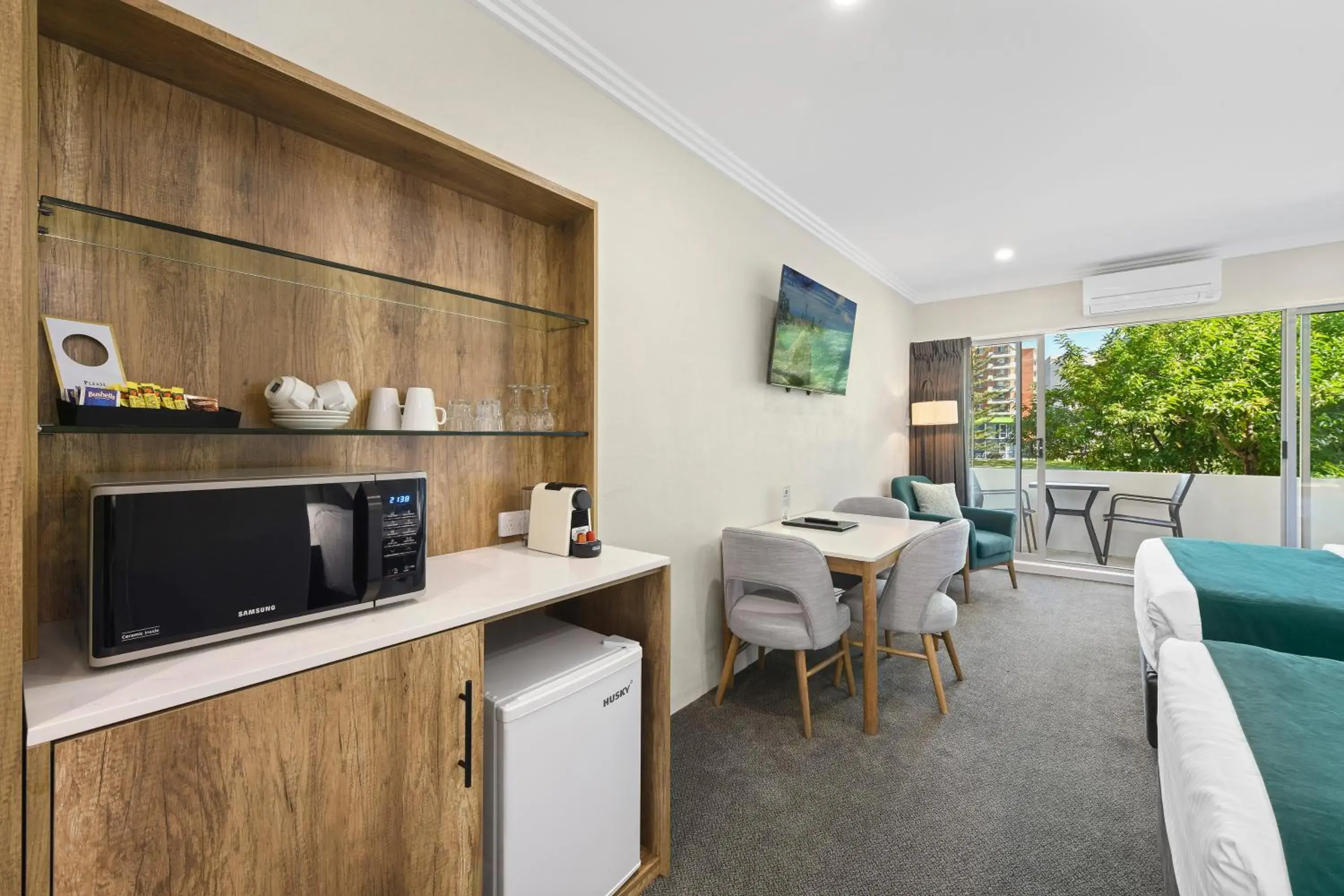 Seating area, Kitchen/Kitchenette in Palm Court Motor Inn