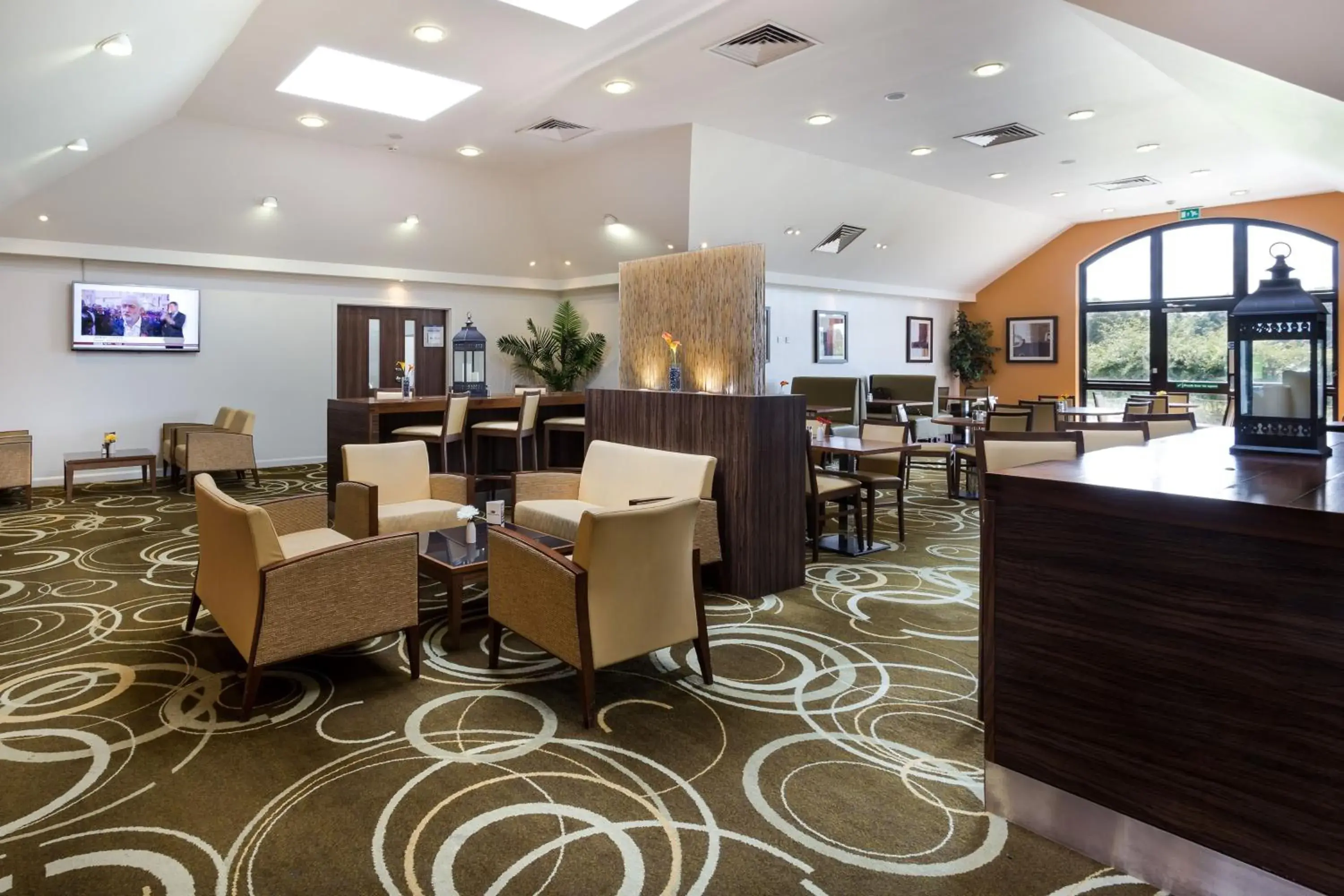 Property building, Lounge/Bar in Holiday Inn Express Colchester