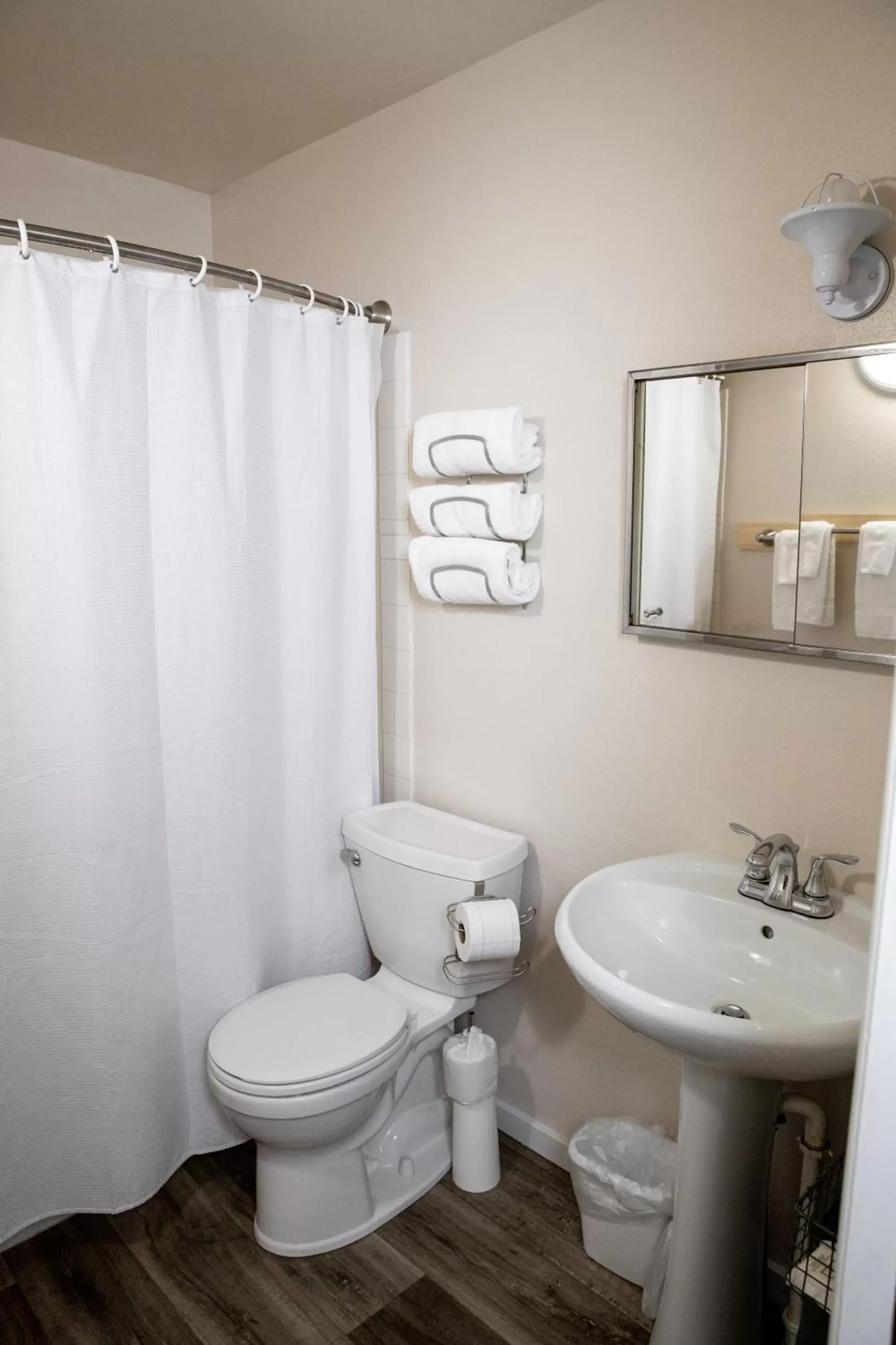 Bathroom in East Side Motel & Cabins