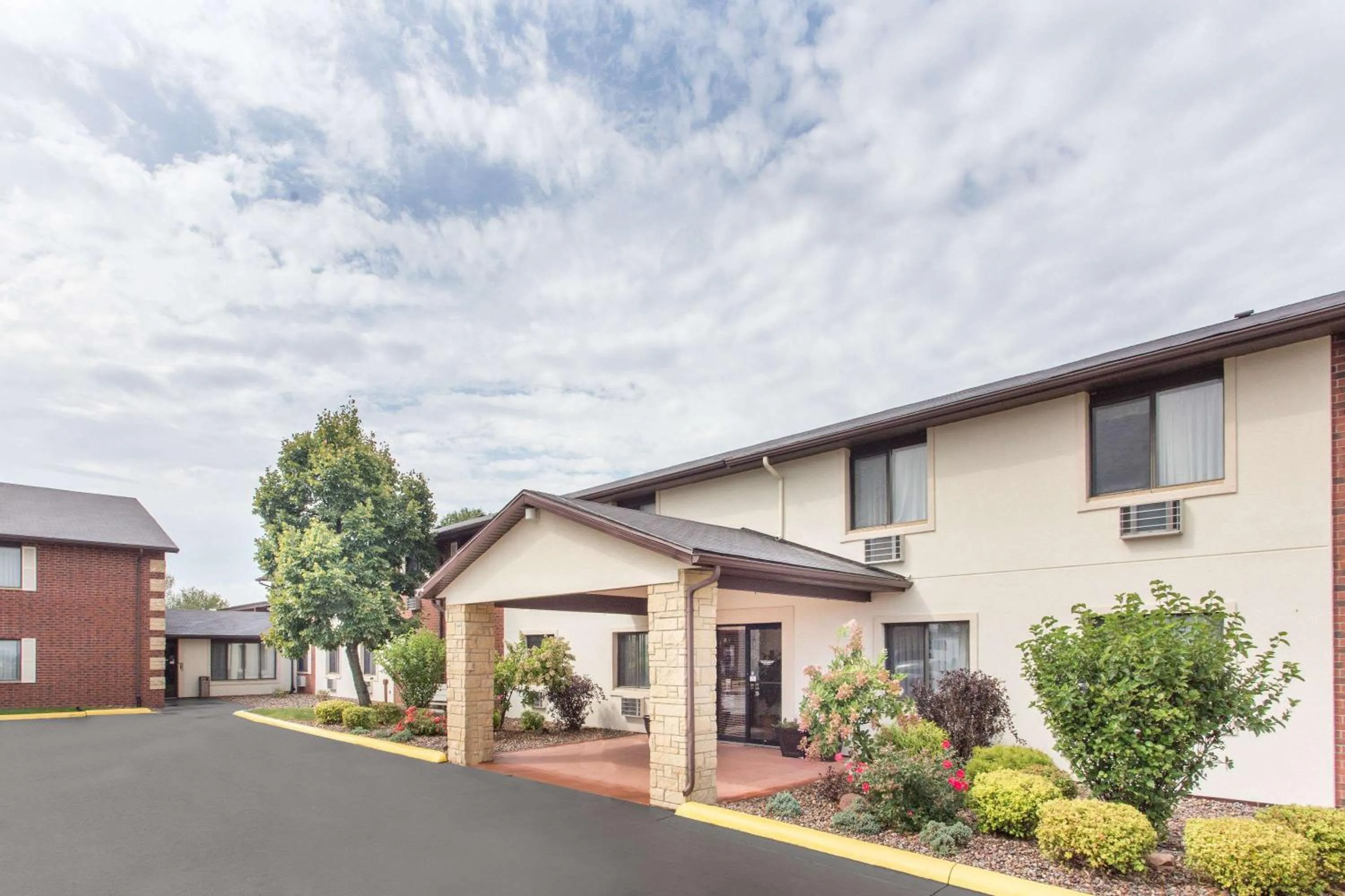 Property building in Baymont by Wyndham Dubuque