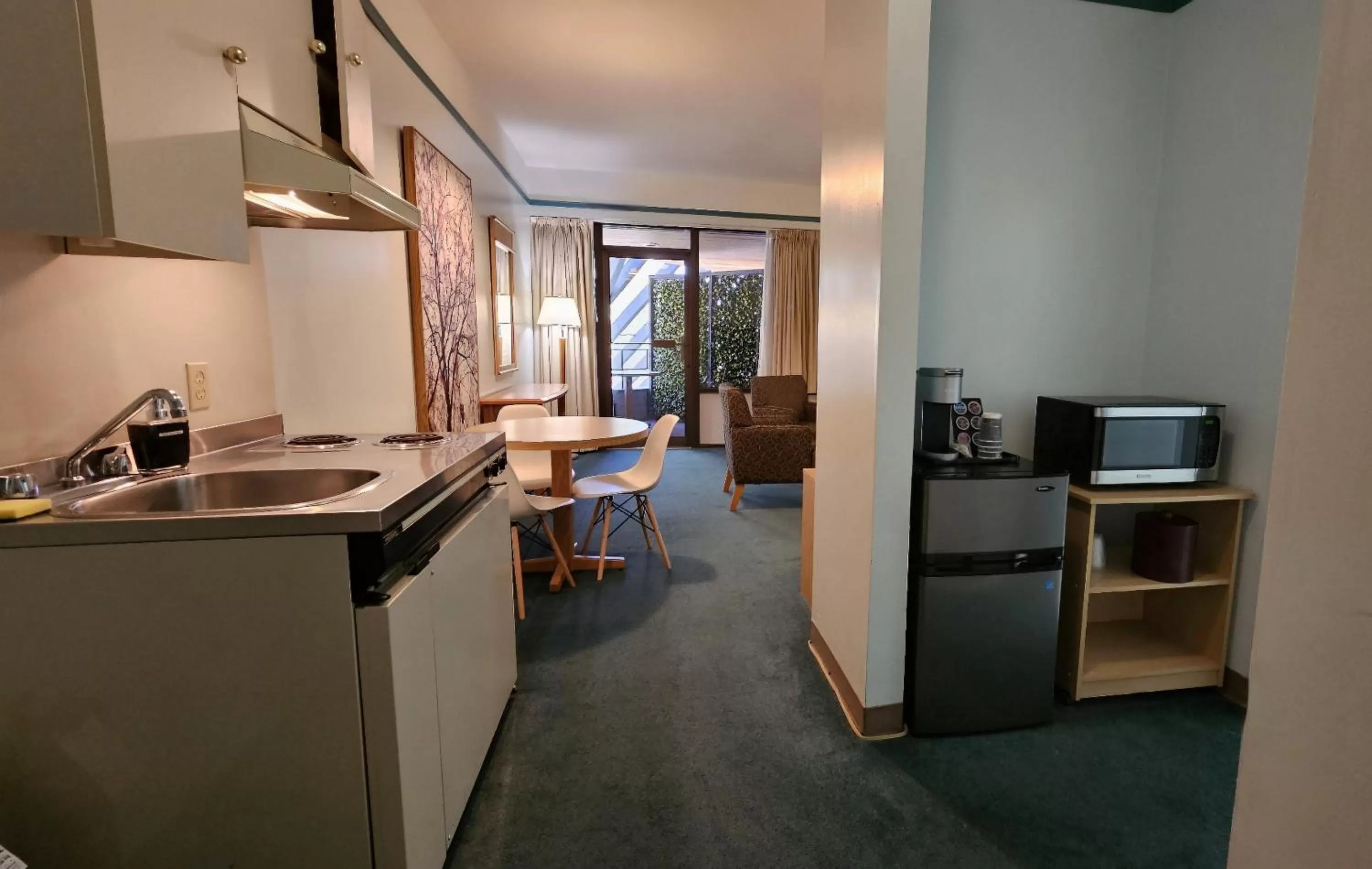 Kitchen or kitchenette in The Cedars Inn Hotel & Convention Centre