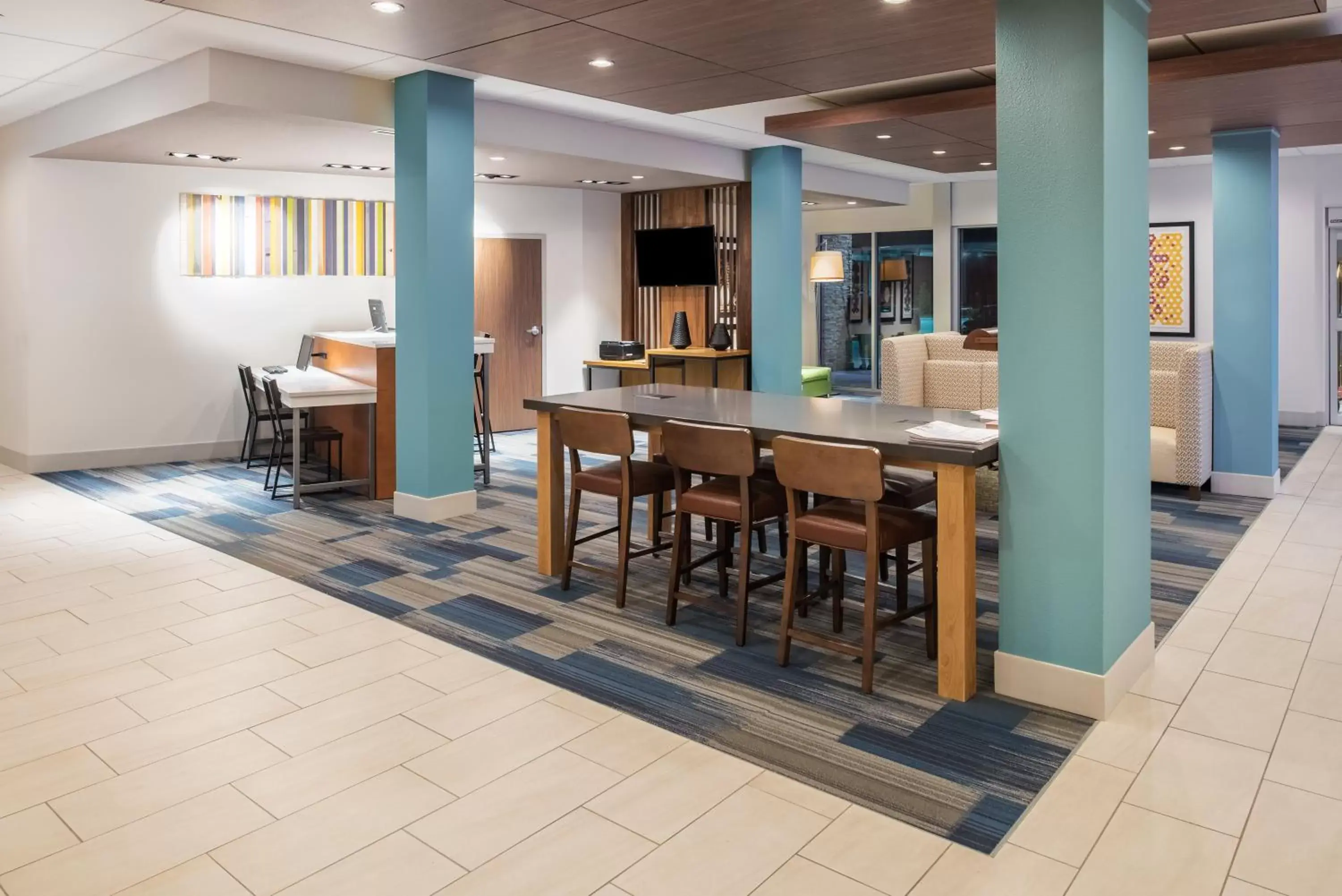 Lobby or reception in Holiday Inn Express & Suites Kingdom City, an IHG Hotel