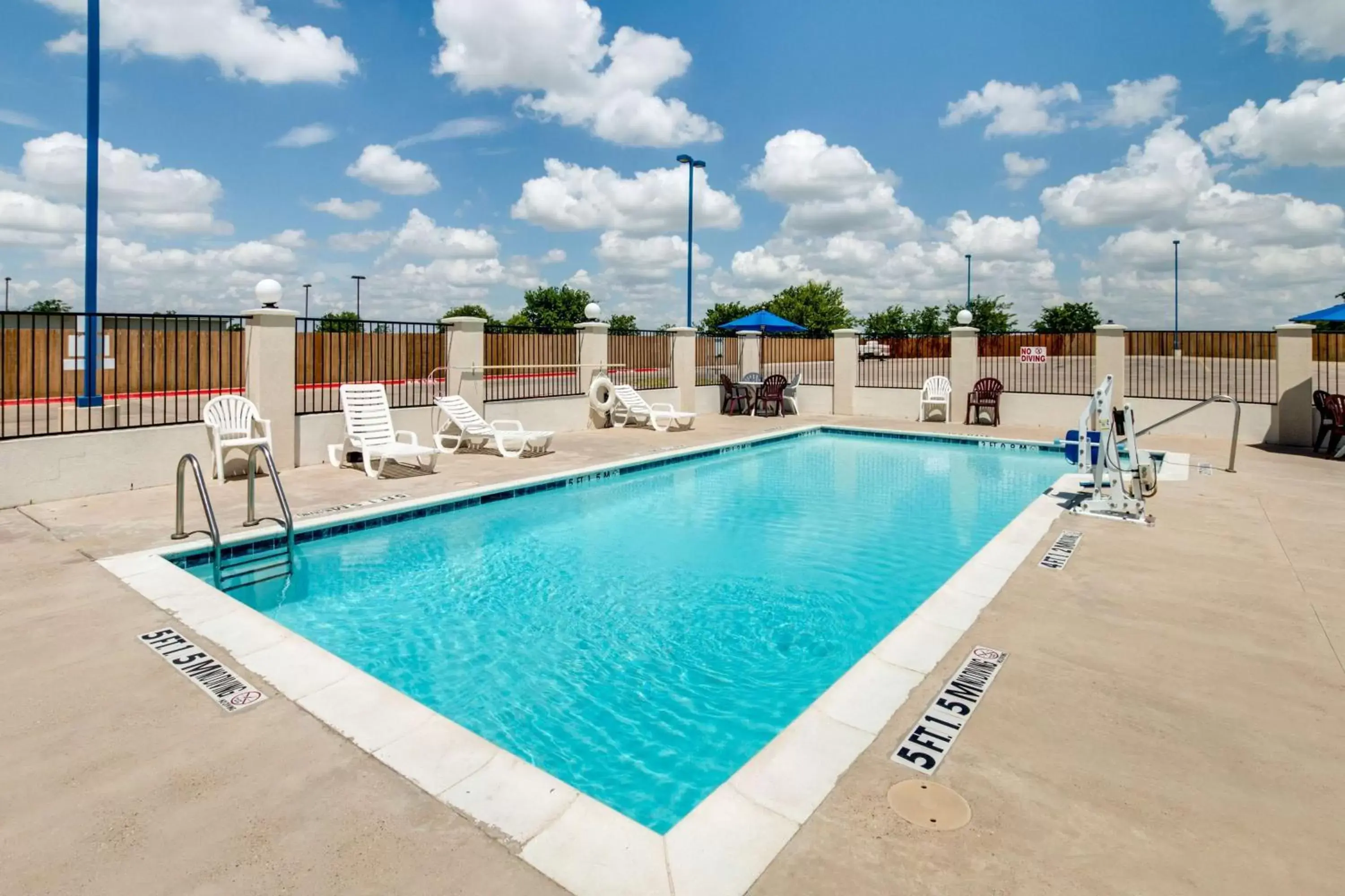 Day, Swimming Pool in Motel 6-Cleburne, TX