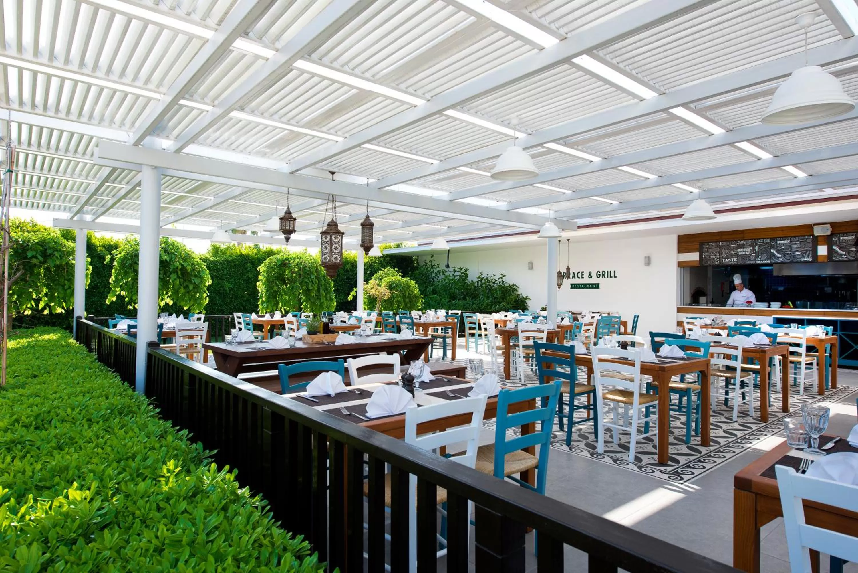 Restaurant/places to eat in Barut B Suites