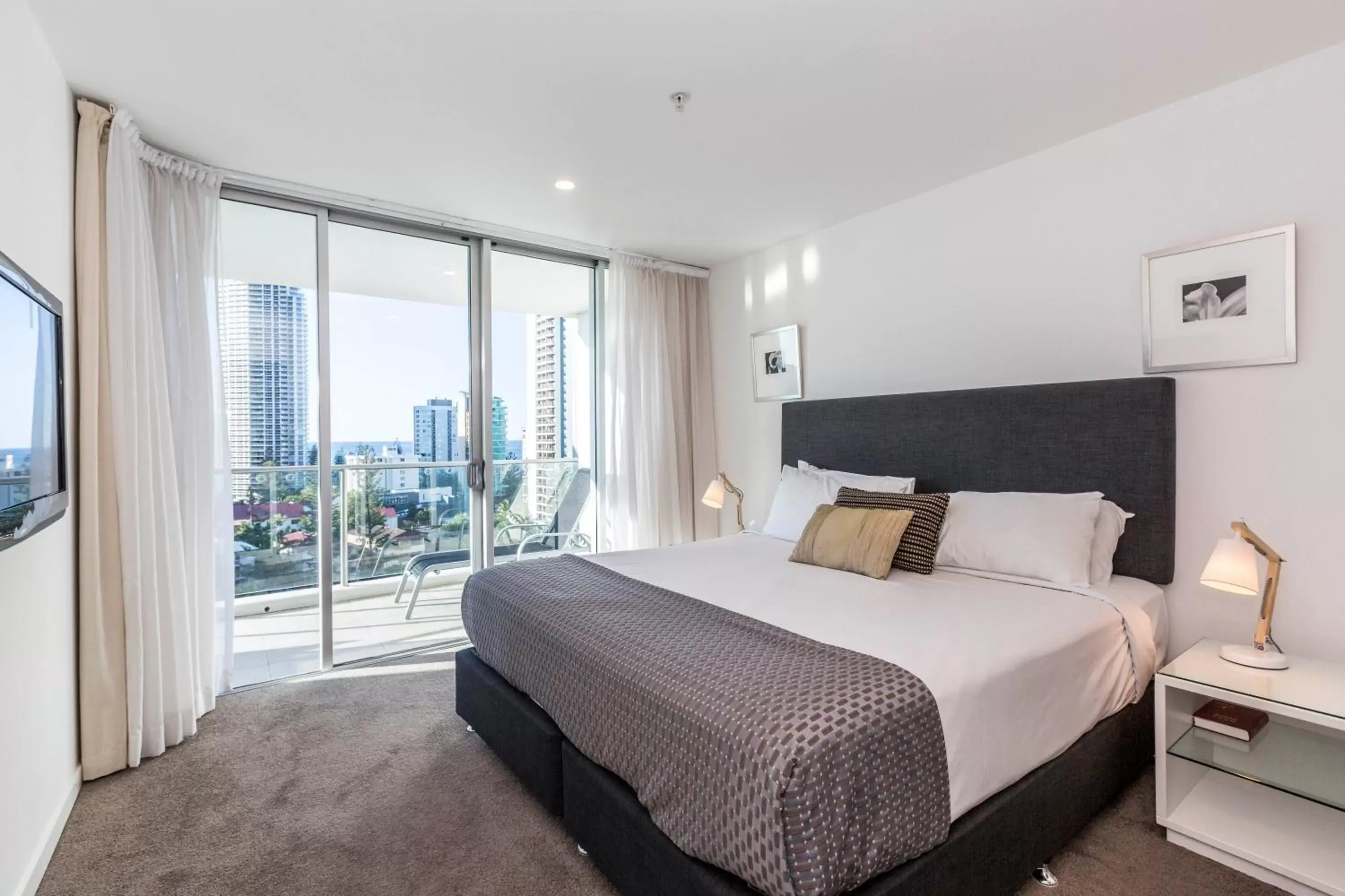 Bedroom, Bed in Artique Surfers Paradise - Official