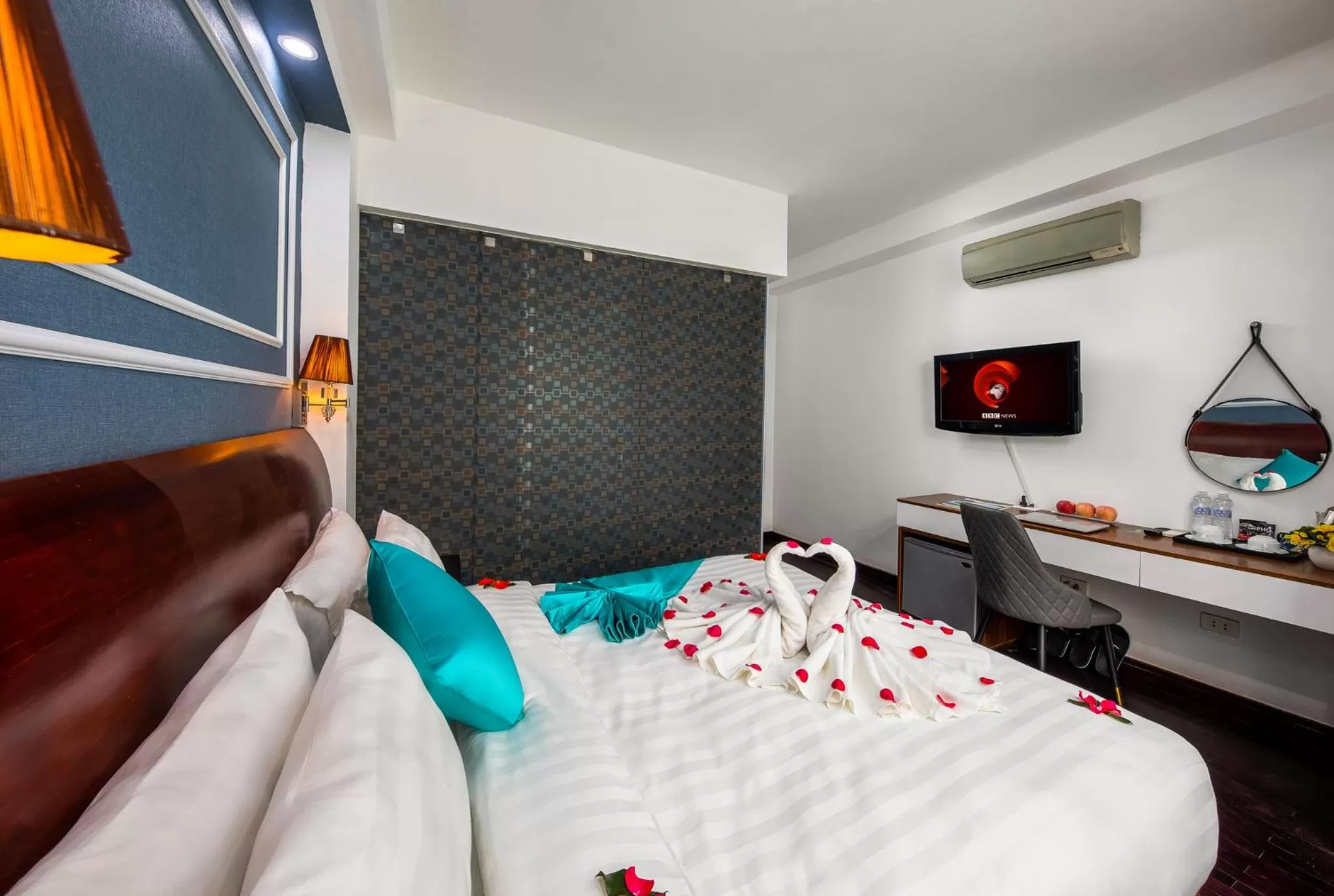 Bed in Hanoi Sisters Boutique Hotel & Spa & Travel