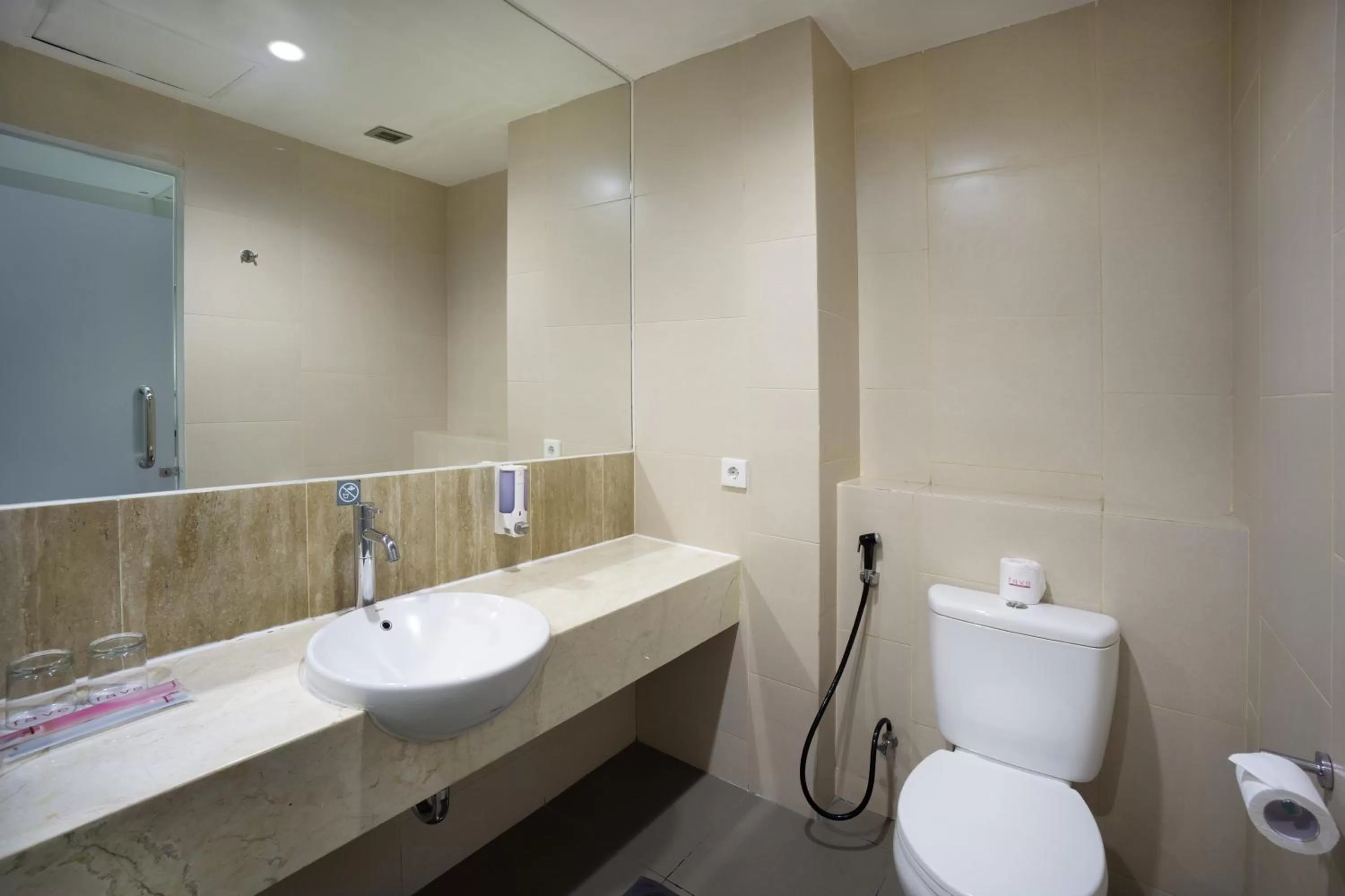 Toilet in favehotel Pluit Junction