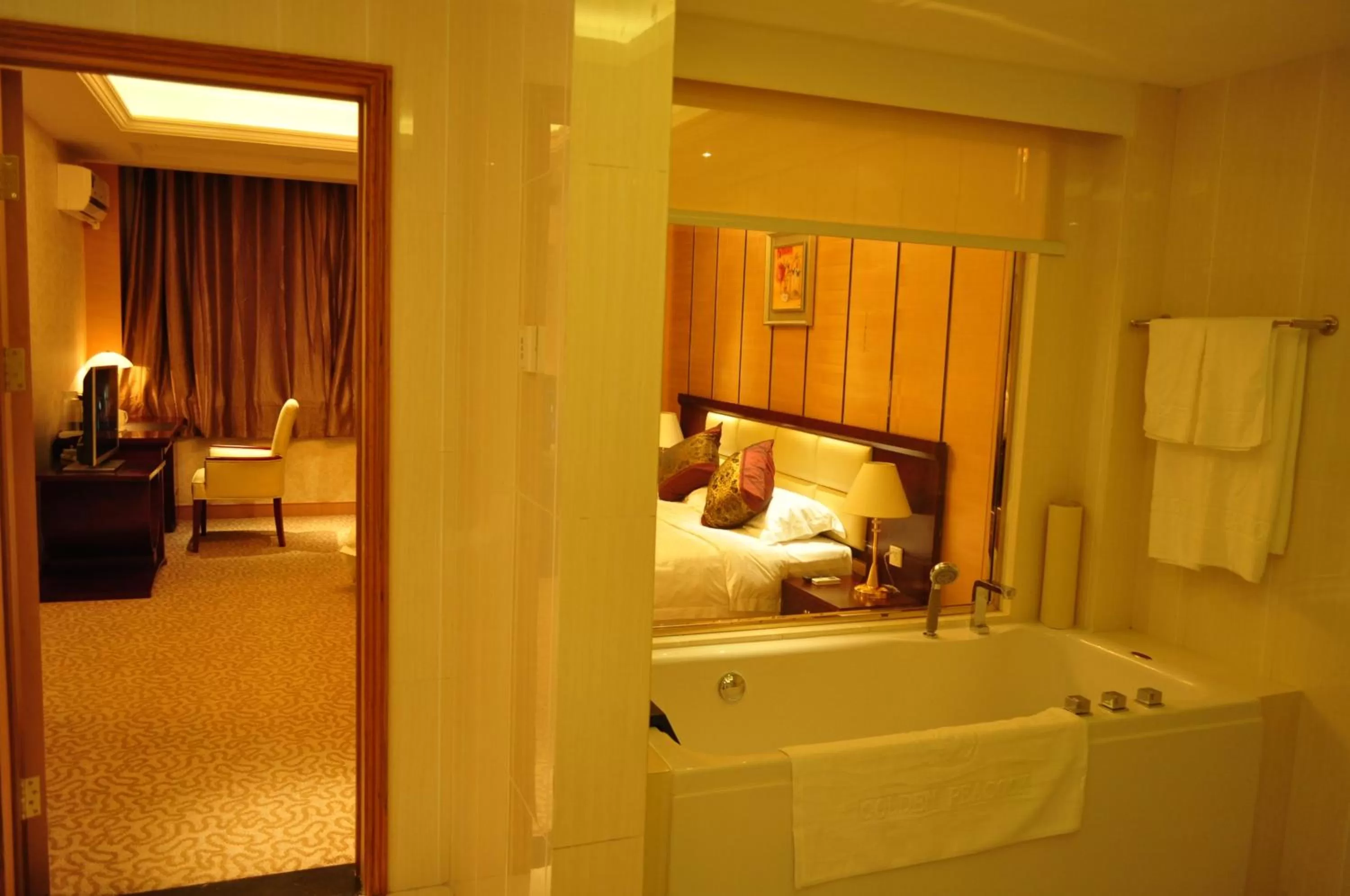 Bathroom, Bed in Sogecoa Golden Peacock