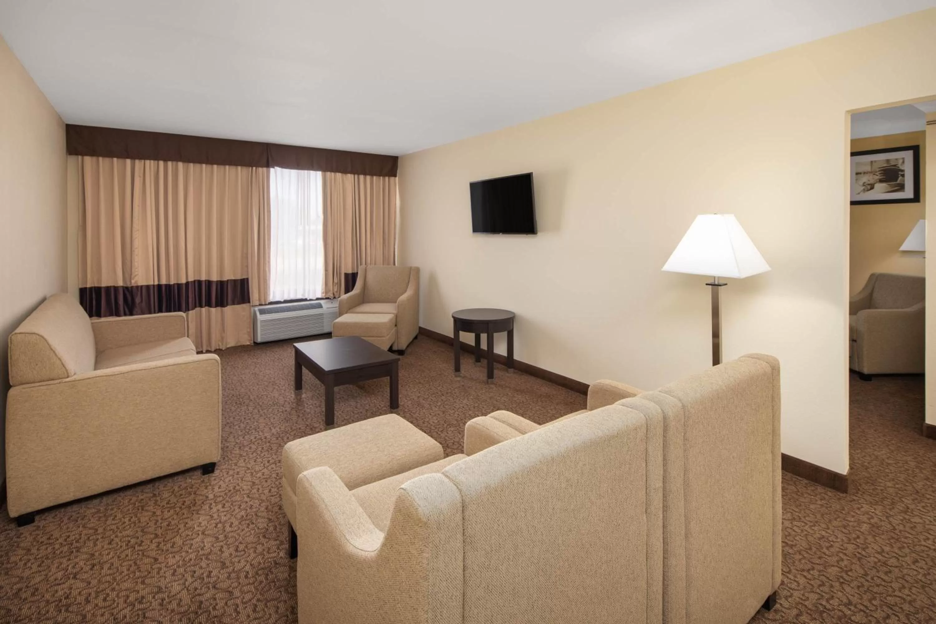 Seating Area in Baymont Inn & Suites by Wyndham Hammond