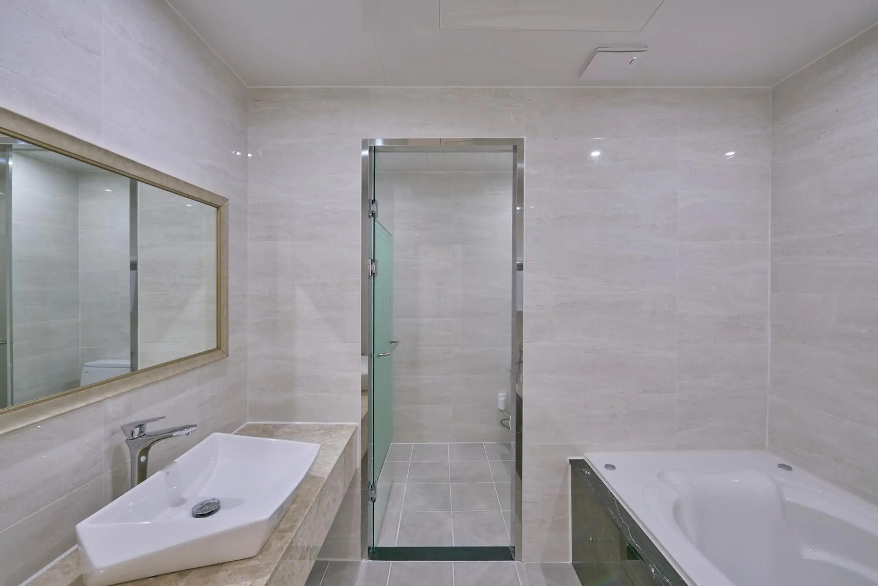 Bathroom in Gwangju Madrid Hotel (Korea Quality)