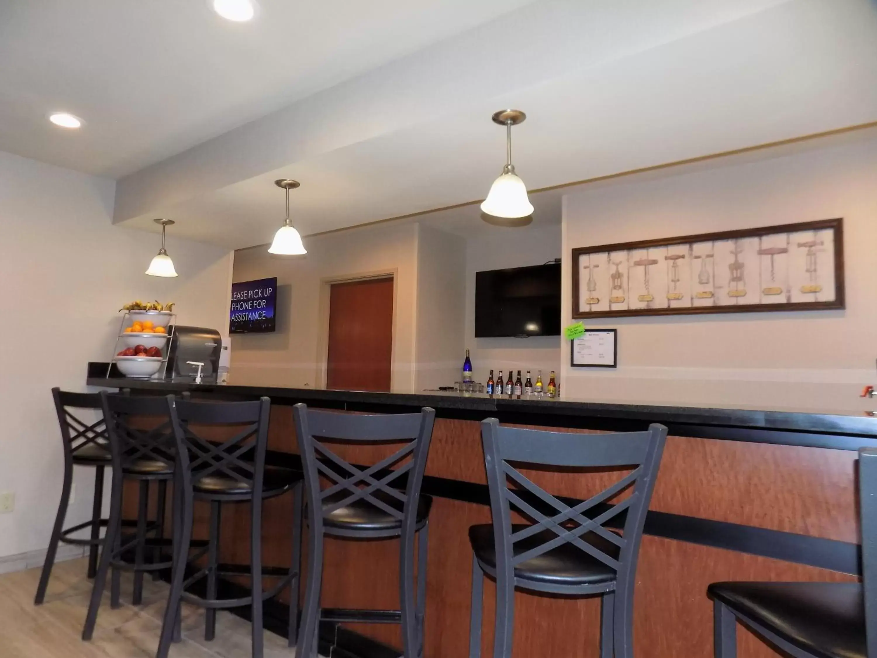 Lounge or bar, Kitchen/Kitchenette in Cobblestone Hotel & Suites - Seward