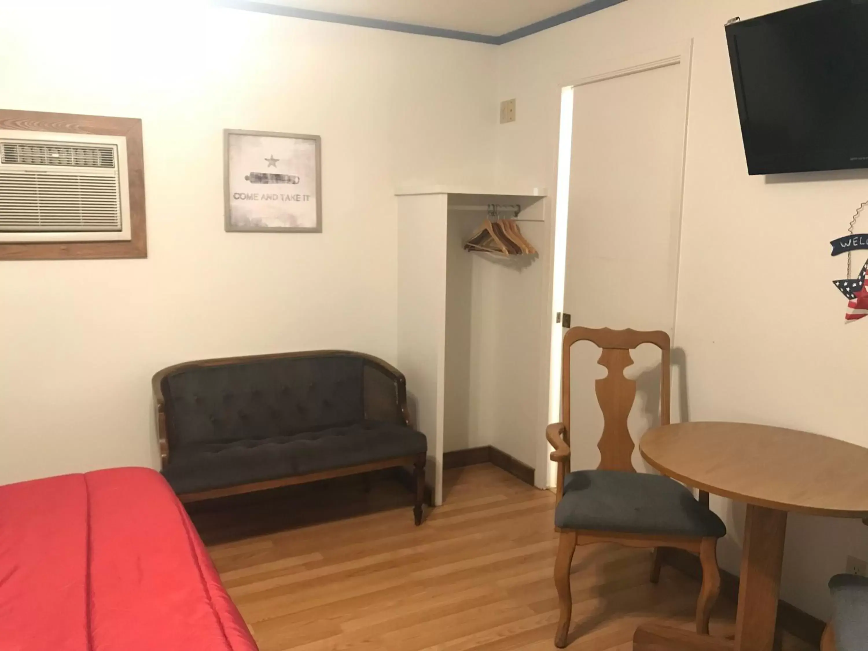 Bedroom, Seating Area in Hotel Kitsmiller on Main