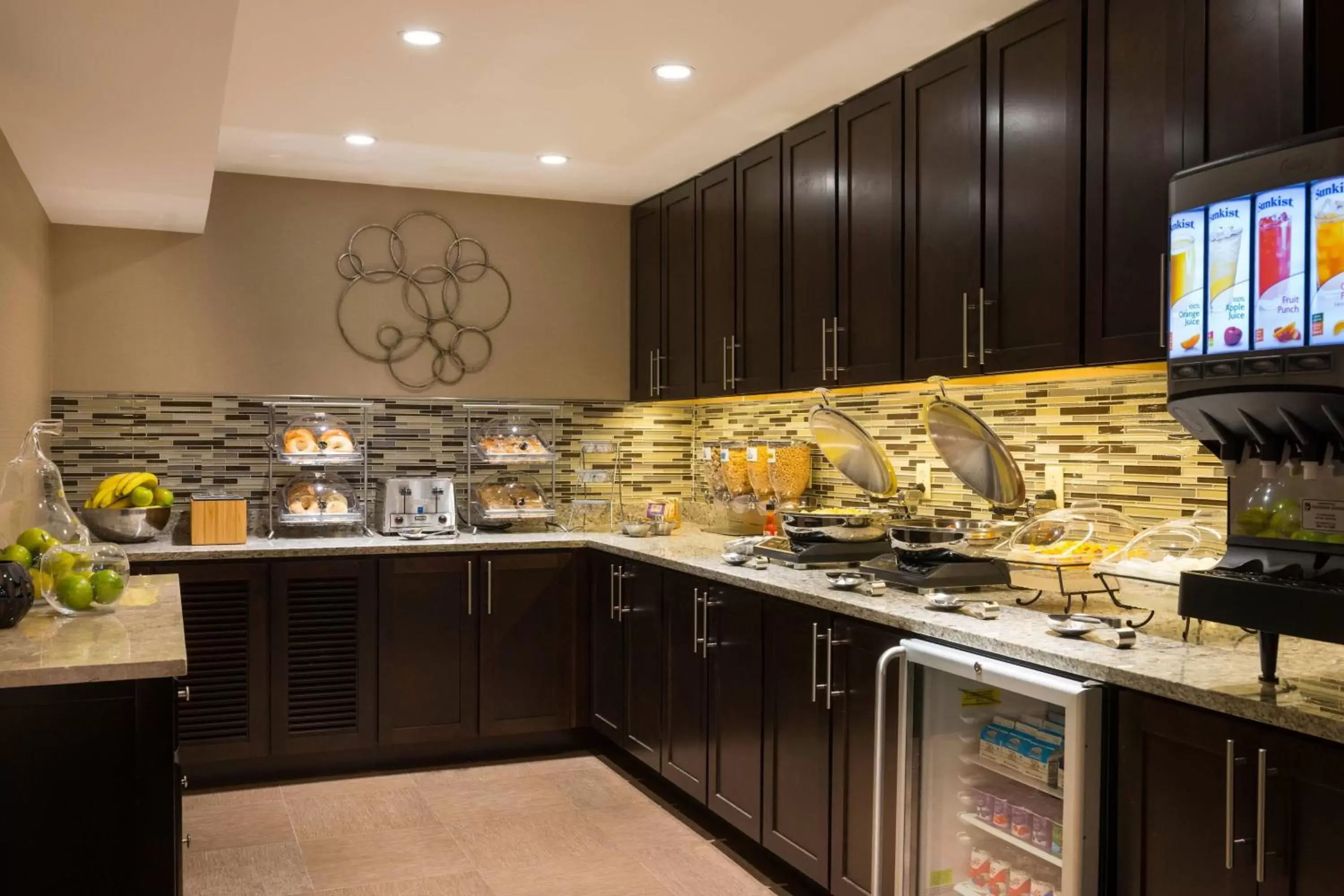 Breakfast, Kitchen/Kitchenette in Fairfield Inn by Marriott Boston Sudbury