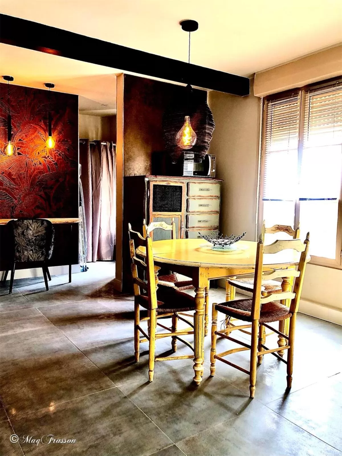 Seating area in LE DUPE