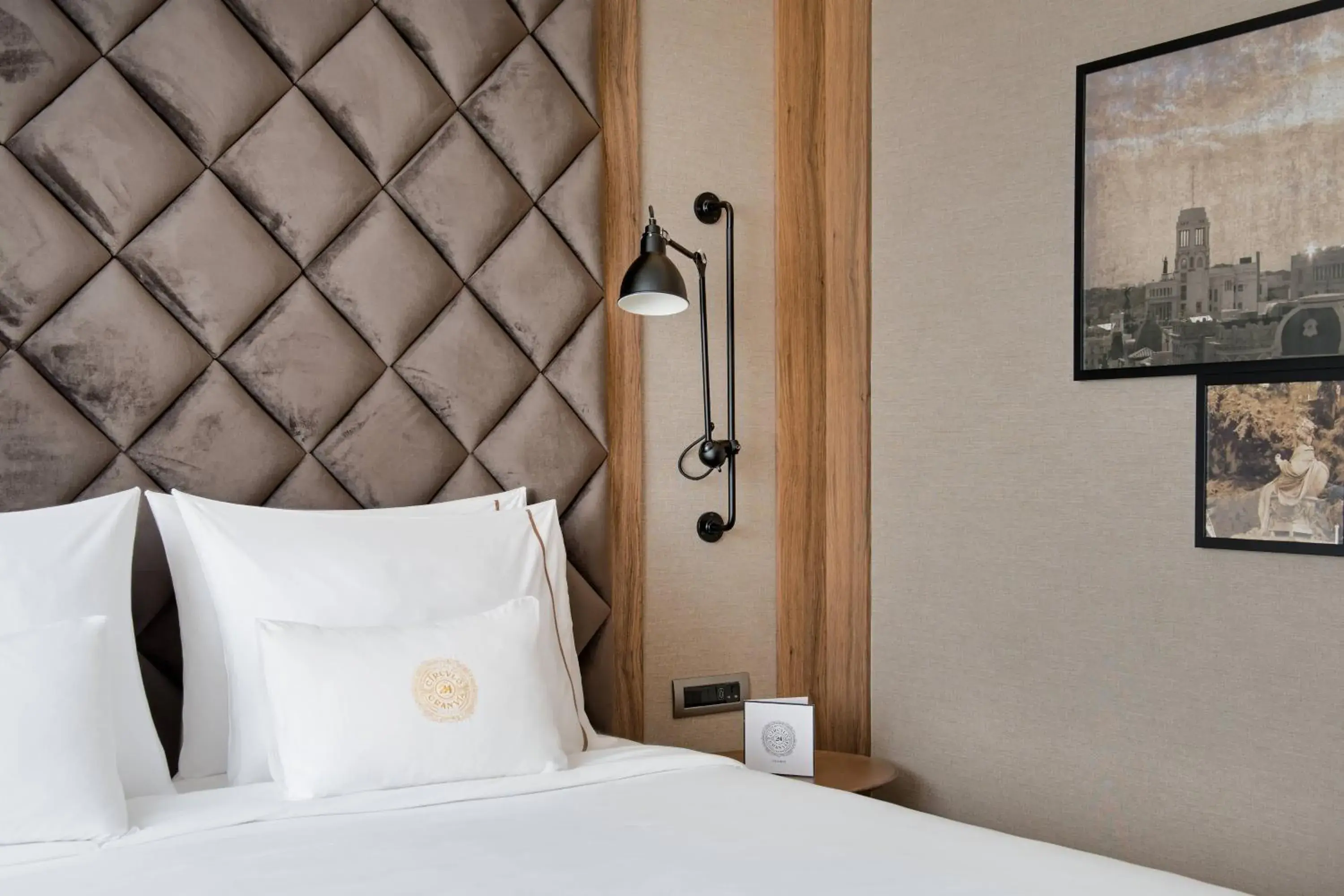 Photo of the whole room, Bed in Círculo Gran Vía, Autograph Collection (Adults Only) Photo of the whole room, Bed in Círculo Gran Vía, Autograph Collection (Adults Only)